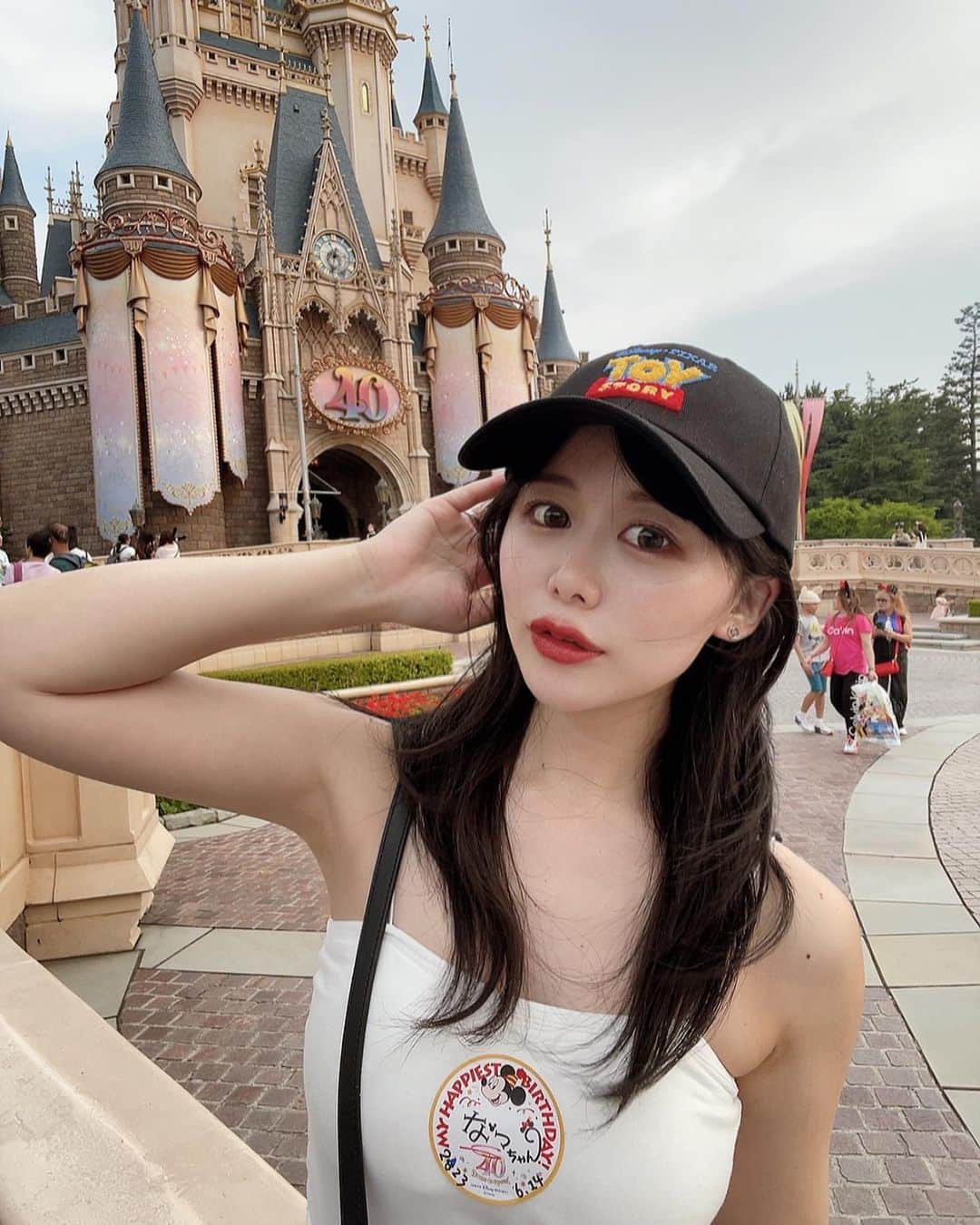 かめだなつみのインスタグラム：「my birthday🎂🎉  夢が叶う場所🏰🐭🎠  計画ぜーんぶしてくれて ありがとうね🫶🏽🫶🏽🫶🏽  ショーパレのために久々に地蔵できたしダンサー近くで見れて、美女と野獣🥀も乗れて、幸せだった♡ . . . #TDL #disneyland #ディズニーランド #ディズニー #disney  #followme #f4follow  #ootd #instagood  #커플티 #남친룩 #팔로우 #선팔하면맞팔 #instagood #fff #l4like #photooftheday  #love #selfie  #couplegoals #couple #couplephotography #誕生日 #birthday #カップルディズニー」