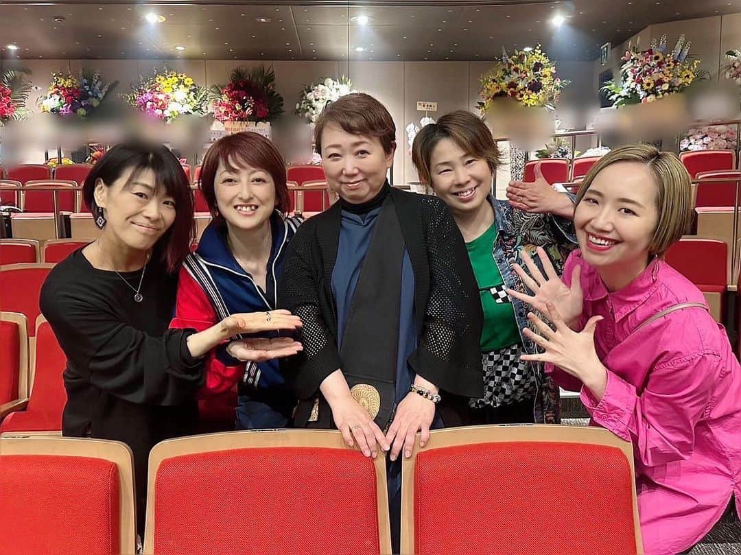 貴千碧さんのインスタグラム写真 - (貴千碧Instagram)「6月の銀座展示会後そのまま福岡に飛びまして✈️ 連日の舞台稽古、そして昨日7月1日、無事にハウステンボス歌劇団チームハピネスの初日を迎え、新しい物語がスタート致しました。 その間、6月30日は佐和子先生  @sawakokitabayashi  のお誕生日でした🎂👏 先生が創られる世界観。本当に美しく、その世界観にいつも「力」をプラスされる強力な先生方に混じらせて頂き私もいつも先生の近くで沢山勉強させて頂こうと、先生の周りをちょこまかしております🙈 えりちゃんを通してハウステンボス歌劇団と出会い、歌劇団を通して佐和子先生と出会わせて頂き、佐和子先生を通してまたMyaさん、陽子さん、そしてこのような形でまたお会いできるなんて夢にも思っておりませんでした中野先生こと本OSK日本歌劇団ご出身のまどか碧さん😭✨とも再会出来て、本当に幸せに感じています。 その地、その地で会える方がいる。嬉しいことです。 佐和子先生、お誕生日おめでとうございました🎂🎉🍾  . . . #2023年#折り返し 気がつけば#7月　です🏝️🍨⛱️ #チームハピネス このチームの子たちはですね、いつも周りの仲間の子たちのことを思ってる。本当に素敵☺️ #レインボードラゴン  #長崎　出身の#鄭成功　をモデルにした物語。元禄期に#近松門左衛門　の手により#人形浄瑠璃#国姓爺合戦 として上演されました。 その作品をファンタジー風にアレンジされ福岡で開幕。 昔とある方にこのようなお言葉を頂きました。 「私たちは目に見えない「夢」や「感動」や「希望」を生む仕事をしている。 なればこそ、目に見えないものにアンテナを巡らし、目に見えないものに「感謝」をして過ごさなくてはいけない。」 その通りだと思います。 ハピネスのみんな、お力をお借りして、千秋楽まで心と身体元気に、毎日舞台をつとめることができるよう願ってるよ‼️‼️ #🐉」7月2日 17時55分 - ao_takachi