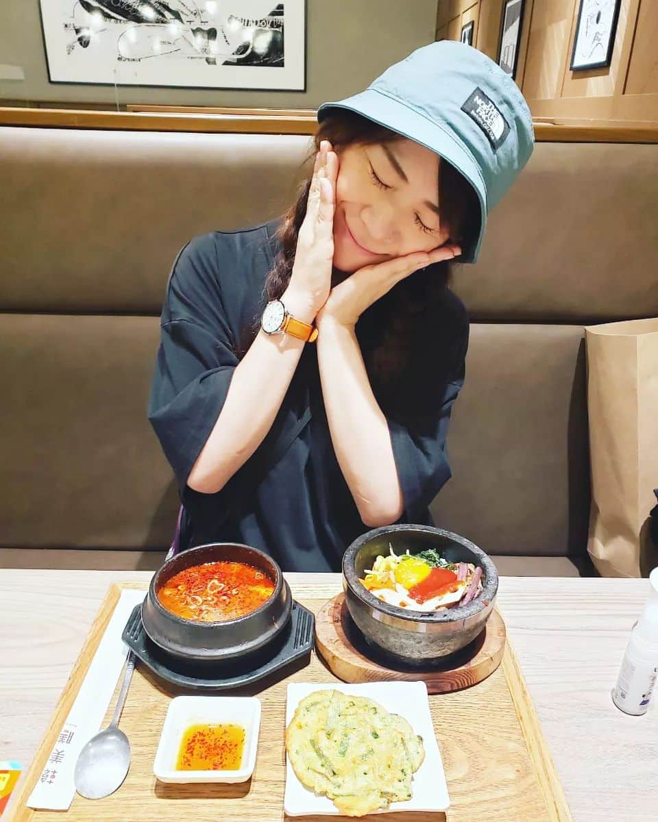 服部ひで子のインスタグラム：「吉本新喜劇座員総選挙👑開催中‼️  【7/２(日)５日目】 今日も、みなさまのお力添えお願いいたします(*^O^*)‼️⤴️  １日１回、３座員選べます✨  私は、ビビンバ、スンドゥブ、チヂミを選びました😊🎵  ━━━━━━━━━━━━━━━━━━━━━━━ 🍀吉本座員総選挙2023🍀  ◆10/8(日)「吉本新喜劇まつり」の出演者を決める総選挙。  ◆出演出来るのは、80名中、上位２５名 ＋ 世代別じゃんけんの勝者５名。  ◆投票期間【6/28～8/13】  ◆１日１回投票可能。(１回につき座員３名を選出) ━━━━━━━━━━━━━━━━━━━━━━━ 投票ページ(吉本新喜劇座員総選挙ホームページ)へのアクセスは、ストーリーズにリンク貼っております💡  【 投票の方法 】 1️⃣よしもとチケットサイト   FANY IDへ登録(無料)。  2️⃣吉本新喜劇座員総選挙HPへアクセス   １日１回、座員３名を選んで投票。  #吉本新喜劇 #服部ひで子  #吉本新喜劇座員総選挙」