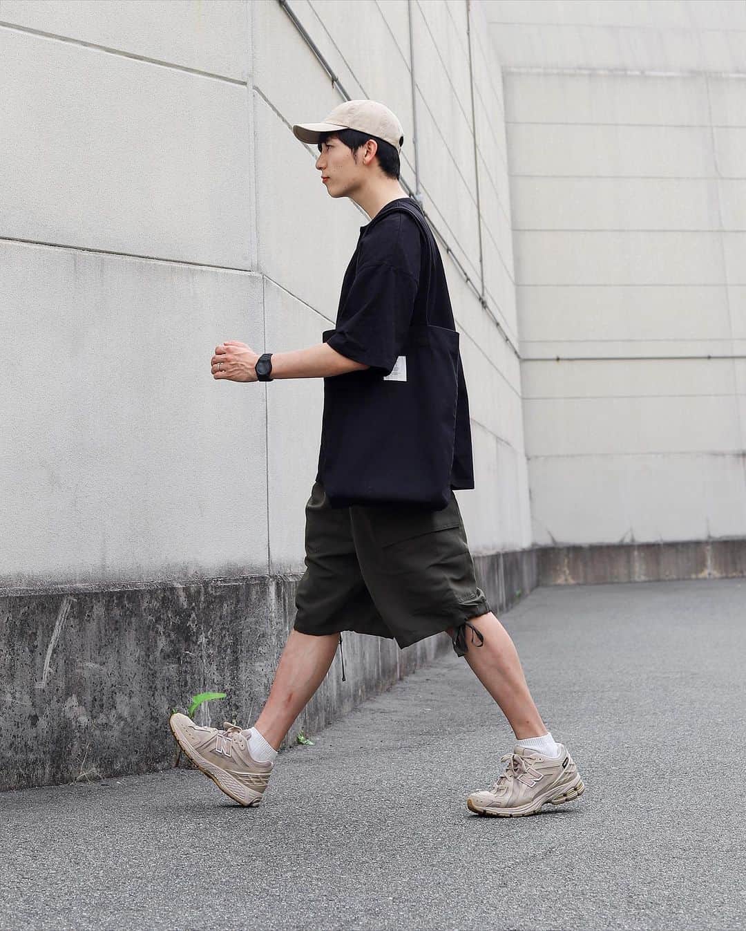ひっちさんのインスタグラム写真 - (ひっちInstagram)「📓black × khaki 📗 他投稿はこちら▶ @hicchiwear  ⠀  ⠀ ー着用アイテム ー  TOPS  #RUUBON  PANTS @nido_tokyo  キャップ #CONVERSE × #WEGO  スニーカー #newblance  BAG #remer   ┈┈┈┈┈┈┈┈┈┈  しまむらとのコラボアイテムのハーフパンツを着用しました。  このハーフパンツは裾部分に デザインあるからトップスが無地だとしてもどんなコーデにも合わせやすい!!  NIDOの新商品がしまむらの店舗にて 販売してるみたいだから、チェックしてみて✔  ┈┈┈┈┈┈┈┈┈┈ #しまむら #しまパト #NIDO #NIDO_tokyo #NIDO_cd #ニド #真夏コーデ  #ニューバランスコーデ #ハーフパンツコーデ #韓国ファッションメンズ  #韓国ファッションコーデ #韓国メンズコーデ #韓国くん #韓国メンズストリート  #ストリートコーデ #ストリート男子 #夏コーデ #学生コーデ #トレンドコーデ #メンズコーデ #モテコーデ #ハーフパンツ #カーキパンツコーデ  #カーキパンツ v」7月2日 17時56分 - hicchiwear