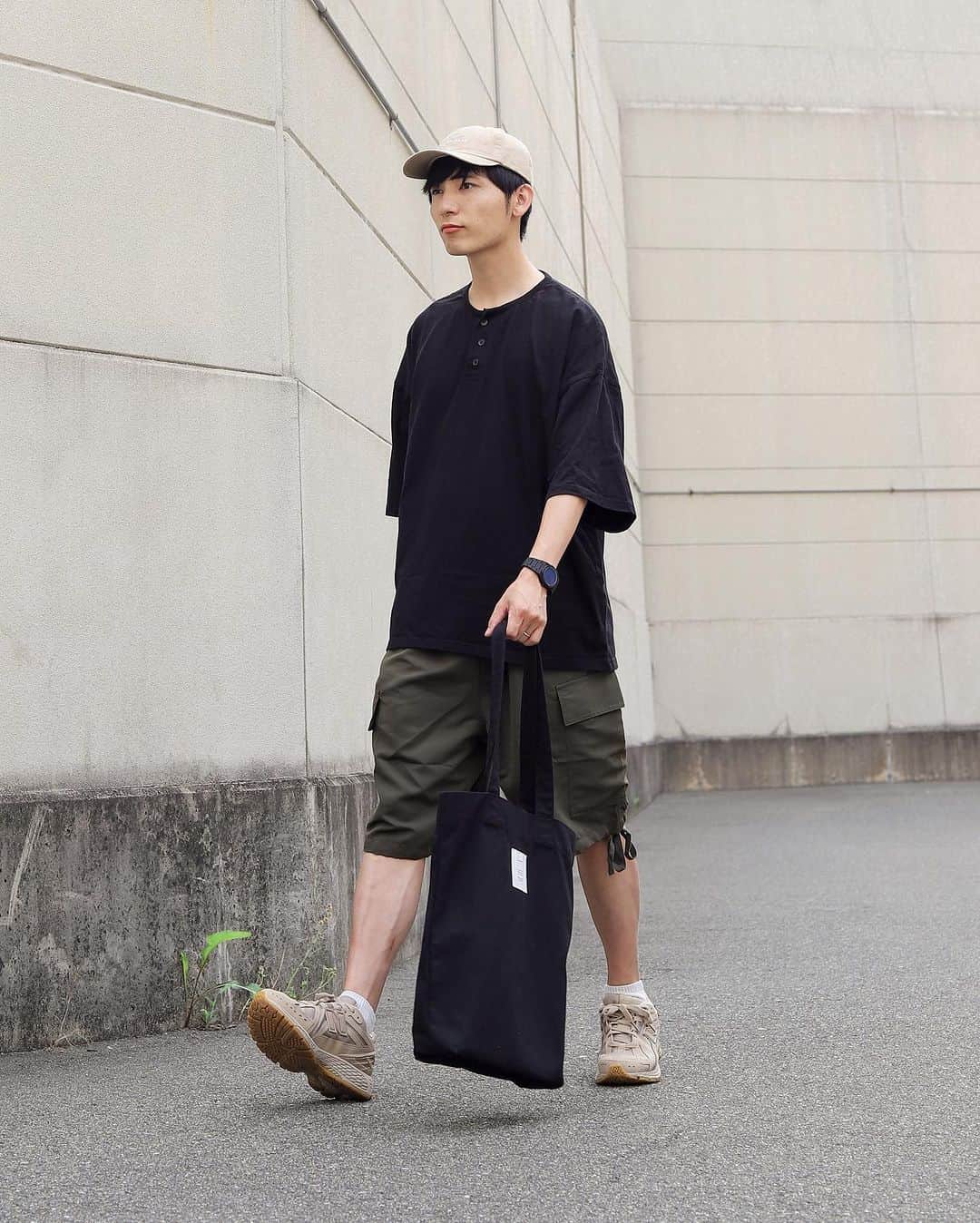 ひっちさんのインスタグラム写真 - (ひっちInstagram)「📓black × khaki 📗 他投稿はこちら▶ @hicchiwear  ⠀  ⠀ ー着用アイテム ー  TOPS  #RUUBON  PANTS @nido_tokyo  キャップ #CONVERSE × #WEGO  スニーカー #newblance  BAG #remer   ┈┈┈┈┈┈┈┈┈┈  しまむらとのコラボアイテムのハーフパンツを着用しました。  このハーフパンツは裾部分に デザインあるからトップスが無地だとしてもどんなコーデにも合わせやすい!!  NIDOの新商品がしまむらの店舗にて 販売してるみたいだから、チェックしてみて✔  ┈┈┈┈┈┈┈┈┈┈ #しまむら #しまパト #NIDO #NIDO_tokyo #NIDO_cd #ニド #真夏コーデ  #ニューバランスコーデ #ハーフパンツコーデ #韓国ファッションメンズ  #韓国ファッションコーデ #韓国メンズコーデ #韓国くん #韓国メンズストリート  #ストリートコーデ #ストリート男子 #夏コーデ #学生コーデ #トレンドコーデ #メンズコーデ #モテコーデ #ハーフパンツ #カーキパンツコーデ  #カーキパンツ v」7月2日 17時56分 - hicchiwear