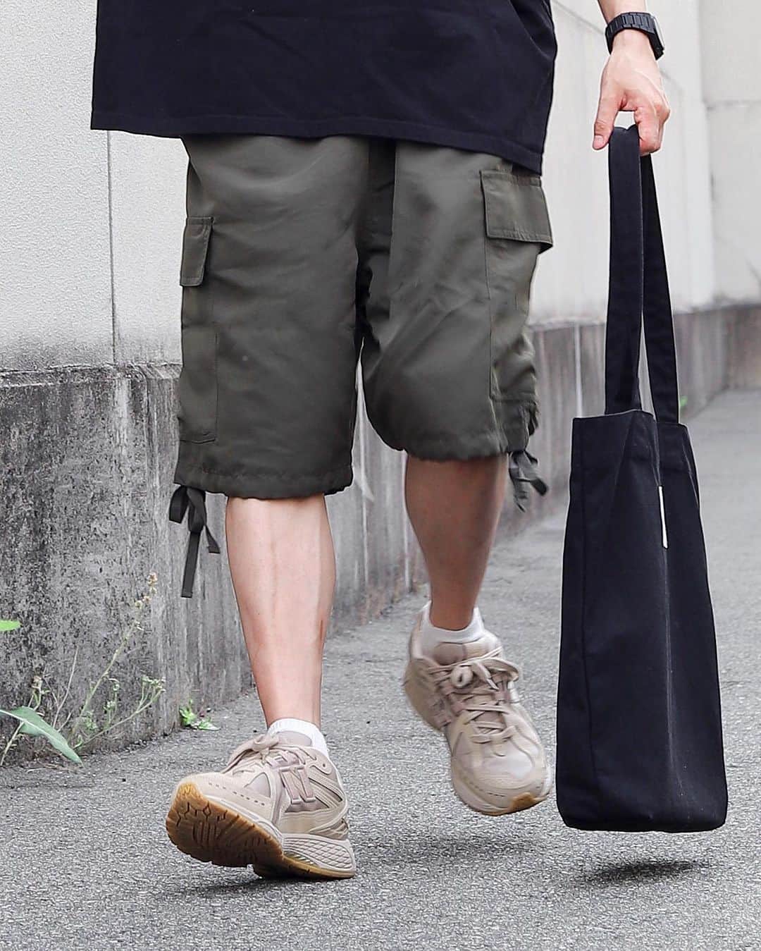 ひっちさんのインスタグラム写真 - (ひっちInstagram)「📓black × khaki 📗 他投稿はこちら▶ @hicchiwear  ⠀  ⠀ ー着用アイテム ー  TOPS  #RUUBON  PANTS @nido_tokyo  キャップ #CONVERSE × #WEGO  スニーカー #newblance  BAG #remer   ┈┈┈┈┈┈┈┈┈┈  しまむらとのコラボアイテムのハーフパンツを着用しました。  このハーフパンツは裾部分に デザインあるからトップスが無地だとしてもどんなコーデにも合わせやすい!!  NIDOの新商品がしまむらの店舗にて 販売してるみたいだから、チェックしてみて✔  ┈┈┈┈┈┈┈┈┈┈ #しまむら #しまパト #NIDO #NIDO_tokyo #NIDO_cd #ニド #真夏コーデ  #ニューバランスコーデ #ハーフパンツコーデ #韓国ファッションメンズ  #韓国ファッションコーデ #韓国メンズコーデ #韓国くん #韓国メンズストリート  #ストリートコーデ #ストリート男子 #夏コーデ #学生コーデ #トレンドコーデ #メンズコーデ #モテコーデ #ハーフパンツ #カーキパンツコーデ  #カーキパンツ v」7月2日 17時56分 - hicchiwear