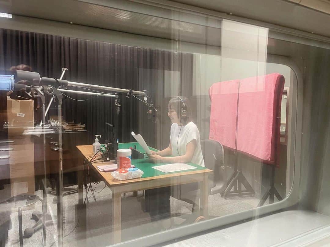 若林翔子のインスタグラム：「. . ナレーション。 普段はスタジオで読むことが多いので、なんだか不思議な感じ😳 声質も何だか違って聞こえました😂  #ナレーション　#ナレーター　#声のお仕事」