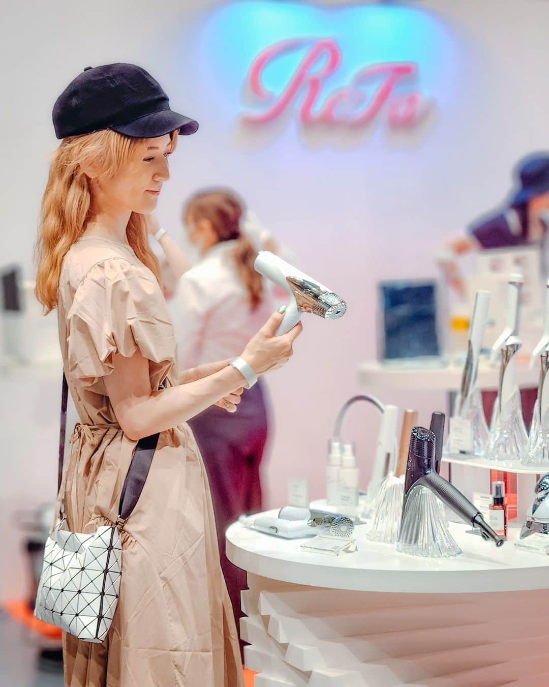 Hairmake Shinoさんのインスタグラム写真 - (Hairmake ShinoInstagram)「Influencer'sEXPO2023𓂃𓈒𓏸  今回は17社のブースが出展されていて、様々な分野の新商品を体験してきました✨  Influencer'sEXPO : @influencersexpo.jp  Refa @refa_mtg  出展されていたブースの中でも気になっていたのが、Refaのドライヤー! 新しい商品は、軽くて、小さく折り畳み式! ヘアメイクの仕事のアイテムはどうしても重量がかさむものが多くて、毎回キャリーが悲鳴あげてるので、このドライヤーはスゴく魅力的でした🥺  デザインもスタイリッシュだし𓂃𓈒𓏸 欲しいものリストに追加💓  #ReFa #リファドライヤー  𓂃𓈒𓏸𓂃◌𓈒𓐍𓂃𓈒𓏸𓂃◌𓈒𓐍𓂃𓈒𓏸 @brand_classmate @glosstify_official @mirror_fit@revinus_jp @hillsavenue_official @premiummalts.jp @oca_fem@taskgolf @sayaka_miura82 @shabekuri22@sho_snkrspro @_loveokinawa_ @naikenboys @8hotel_fujisawa  #アマスポ #アマゾンスポーツ #コスメ  #ヘアメイク #ヘアケア #ヘアスタイル #ヘアオイル」7月2日 17時58分 - hairmakeshino