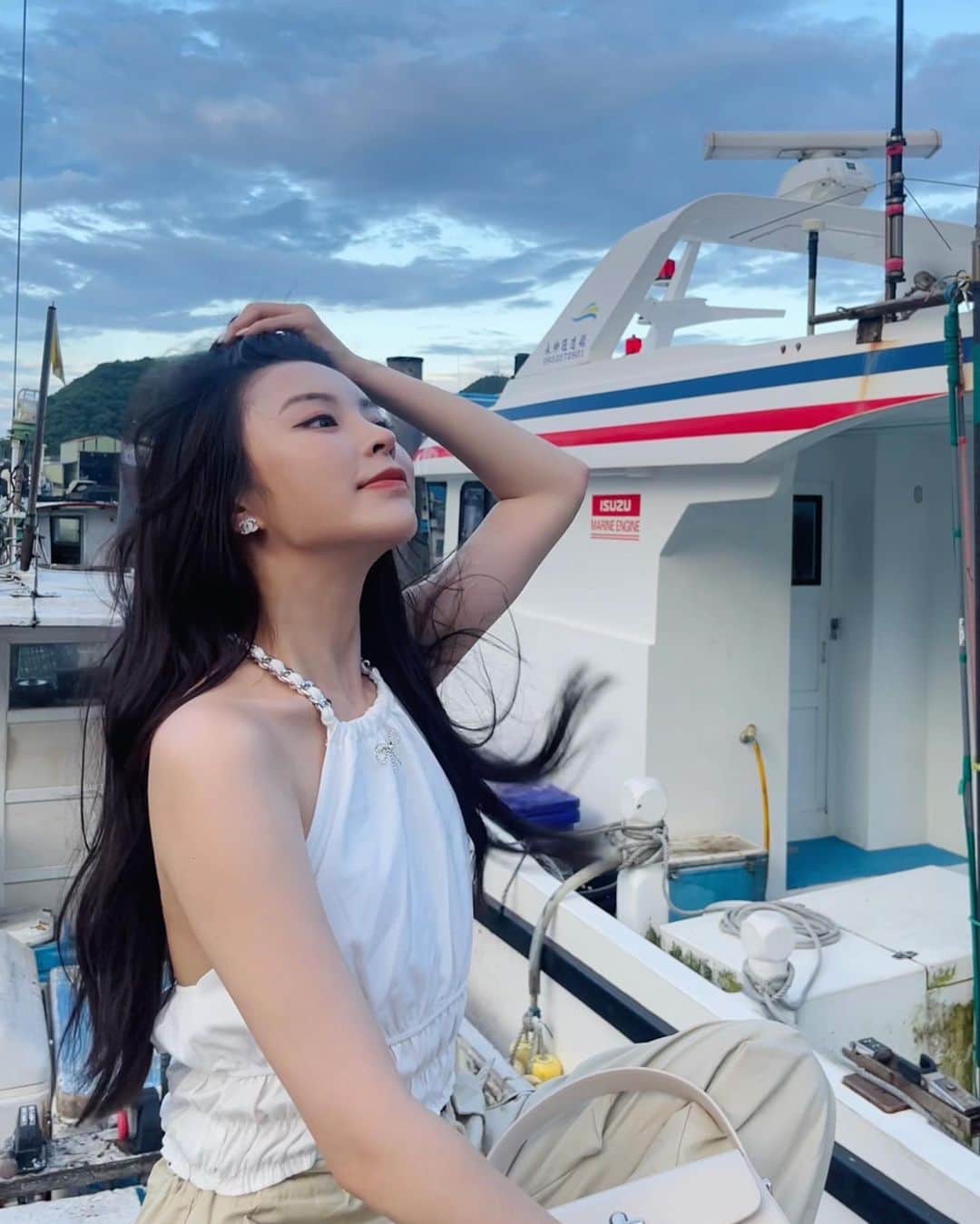 エルキーのインスタグラム：「看看這風的強力 看看我昨天的tiktok 說明了只要有心 頭髮顯禿也能營業（？）（不是  應該說…我真的拍了很多很多遍😂  宜蘭之旅很不錯很好吃很塞車… 情人灣很美 天色很浪漫💕 下次再去～～」