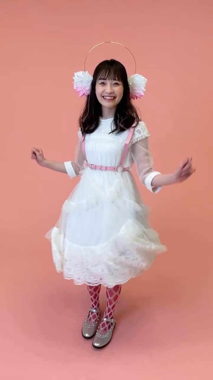 のインスタグラム：「パンフレットメイキング映像大公開🥳 天使と悪魔のharmoeもいつものharmoeもどちらも可愛い衣装になっています👗💞 お見逃しなく！  #harmoe 2nd LIVE TOUR「GOOD and EVIL」 📍8/12(土)神奈川県民ホール 大ホール チケット申込締切は明日‼️ 🔗https://special.canime.jp/ticket/harmoe/   #岩田陽葵 #小泉萌香」