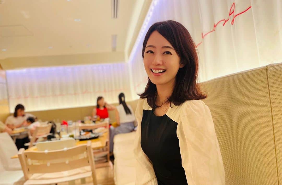 のインスタグラム：「先週の相場を振り返りましょう。 主要3指数は上昇。 前週に反落した下落を取り戻す流れとなりました。 2023年上半期が終了しましたが、主要3指数は上昇。特にナスダックは30％を超える上昇となりました。 ダウ平均は上半期トータルではやや上昇も、6月月間では4.6%の上昇となっています。  1-3月国内総生産（GDP）確定値が前期比2.0％増と予想を上振れしたことや、 29日にFRBが公表したストレステスト（健全性審査）対象となる23行すべてが不況シナリオのもとでも規制上必要な自己資本の水準を維持できるとの結果を受けて銀行株が買われました。 5月のPCEデフレータ(個人消費支出を表す)が前年同月比3.8%上昇と前月比で鈍化した(コアデフレータも4.6%上昇と軟化した)ことでインフレ懸念が後退した模様です。 個別ではAppleの時価総額が約1年半ぶりに3兆ドルを超えてきました。大手ハイテク株強いですね。  一方でパウエルFRB議長が、年内最低2回利上げするとのタカ派的なスタンスをとっていることで長期金利の上昇がハイテク株の重石となっています。  先週の日経平均は週間で408円高となりました。 12週続いた海外投資家の買いが売りに転じて、 一方で個人投資家が買ってる状況のよう。 今週は3日月曜日午前8時50分に日銀短観が発表されます。大企業製造業の景況感が7四半期ぶりに改善との見通しとなっており、日本の景気を把握する上でも注目です。 また7日と10日に日経平均やTOPIXをベンチマークとするETFの決算があるため、ETFの分配金を捻出する売り(下落)があるかも、というのは覚えておいてください。」