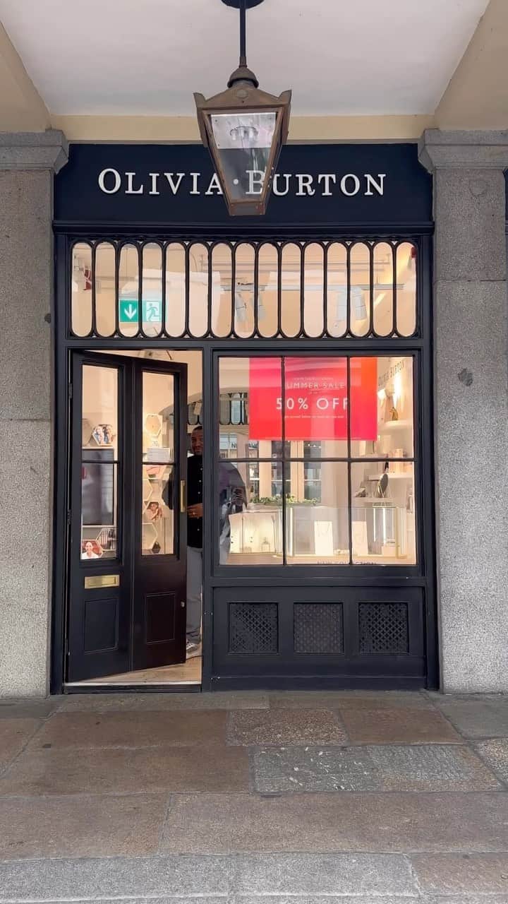 Olivia Burtonのインスタグラム：「Our Covent Garden flagship is closing for a makeover 🤍 💅 Keep a look out for sneak peeks and updates on reopening, as well as over on our store locator. In the meantime, you can still shop all things Olivia Burton online. #OliviaBurtonLondon」