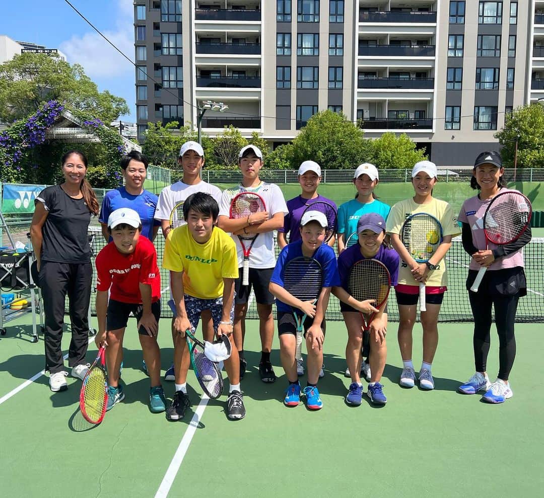 浅越しのぶのインスタグラム：「関西強化練習会でした。 暑かったけど、インプレーになると頑張って動けました。暑い中でも集中してできたと思います😊 #関西強化練習会 #関西ジュニア #靭テニスセンター #テニス」