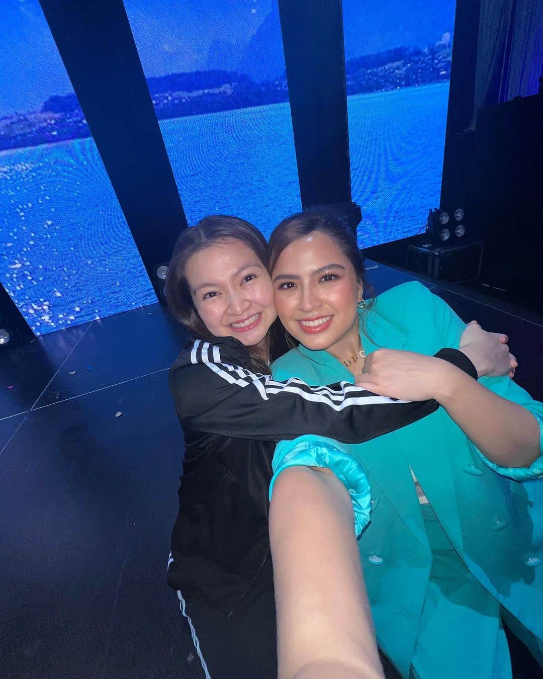 Alexa Ilacadさんのインスタグラム写真 - (Alexa IlacadInstagram)「Very grateful to have been part of such an epic & iconic moment in PH tv history. Kapamilya 👨‍👩‍👧‍👦 x Kapuso ♥️. Maraming salamat, madlang kapuso! Truly one for the books. Thanks for having me, @itsshowtimena!   💄 @owensarmiento  💇🏻‍♀️ @angeljamelarin_hair Jewelry from @carriecollections  #StyledByPattyYap @pattyyap wearing @maison_soriano ⚫️」7月2日 18時07分 - alexailacad