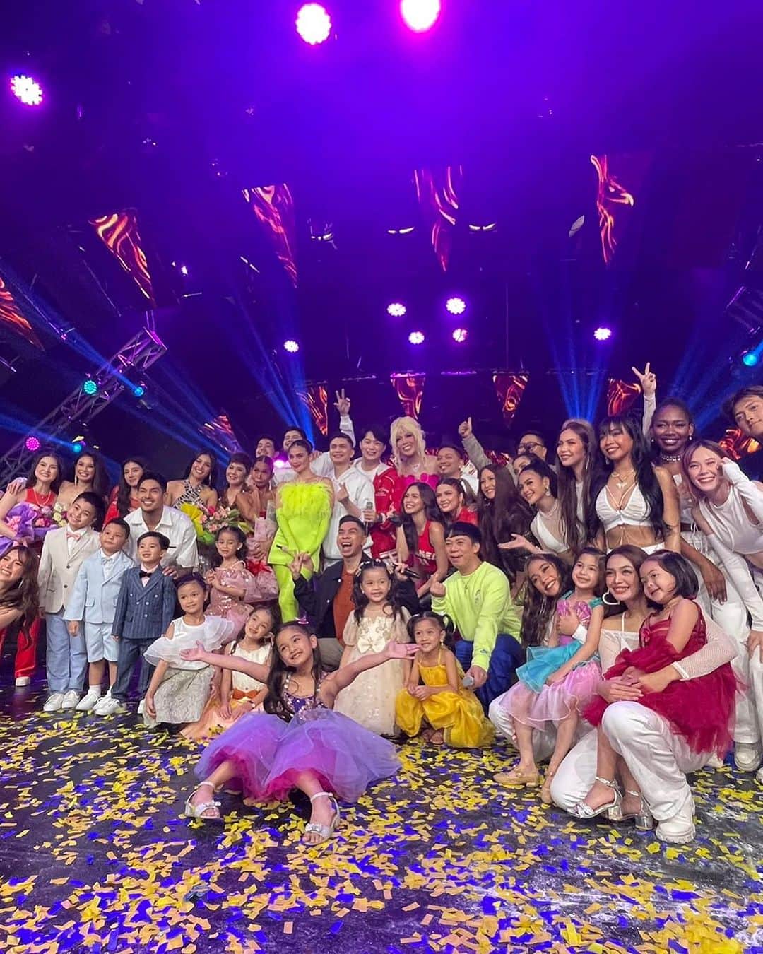 Alexa Ilacadさんのインスタグラム写真 - (Alexa IlacadInstagram)「Very grateful to have been part of such an epic & iconic moment in PH tv history. Kapamilya 👨‍👩‍👧‍👦 x Kapuso ♥️. Maraming salamat, madlang kapuso! Truly one for the books. Thanks for having me, @itsshowtimena!   💄 @owensarmiento  💇🏻‍♀️ @angeljamelarin_hair Jewelry from @carriecollections  #StyledByPattyYap @pattyyap wearing @maison_soriano ⚫️」7月2日 18時07分 - alexailacad