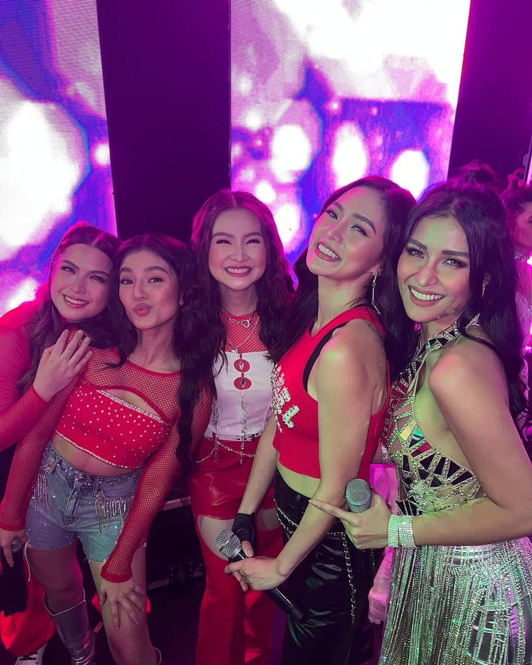 Alexa Ilacadさんのインスタグラム写真 - (Alexa IlacadInstagram)「Very grateful to have been part of such an epic & iconic moment in PH tv history. Kapamilya 👨‍👩‍👧‍👦 x Kapuso ♥️. Maraming salamat, madlang kapuso! Truly one for the books. Thanks for having me, @itsshowtimena!   💄 @owensarmiento  💇🏻‍♀️ @angeljamelarin_hair Jewelry from @carriecollections  #StyledByPattyYap @pattyyap wearing @maison_soriano ⚫️」7月2日 18時07分 - alexailacad