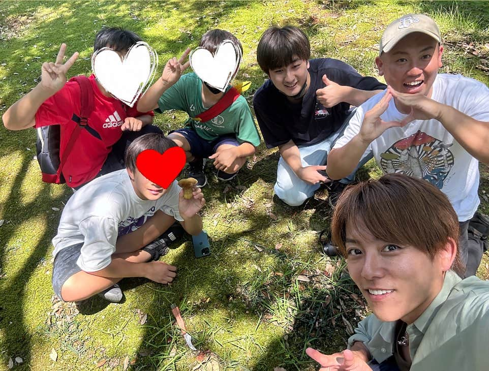 杉浦太陽のインスタグラム：「長男とキノコ狩り🍄 ずっと前からしていた親子の約束✨  キノコ仲間で大盛り上がり❗️  @sugiurataiyou_official  #長男 #セイア #親子の約束 #キノコ狩り #セイアの友だちも #坂井きのこ　君 #和田匠平  君 #ムラサキヤマドリタケ  #キアシヤマドリタケ #タマゴタケ」