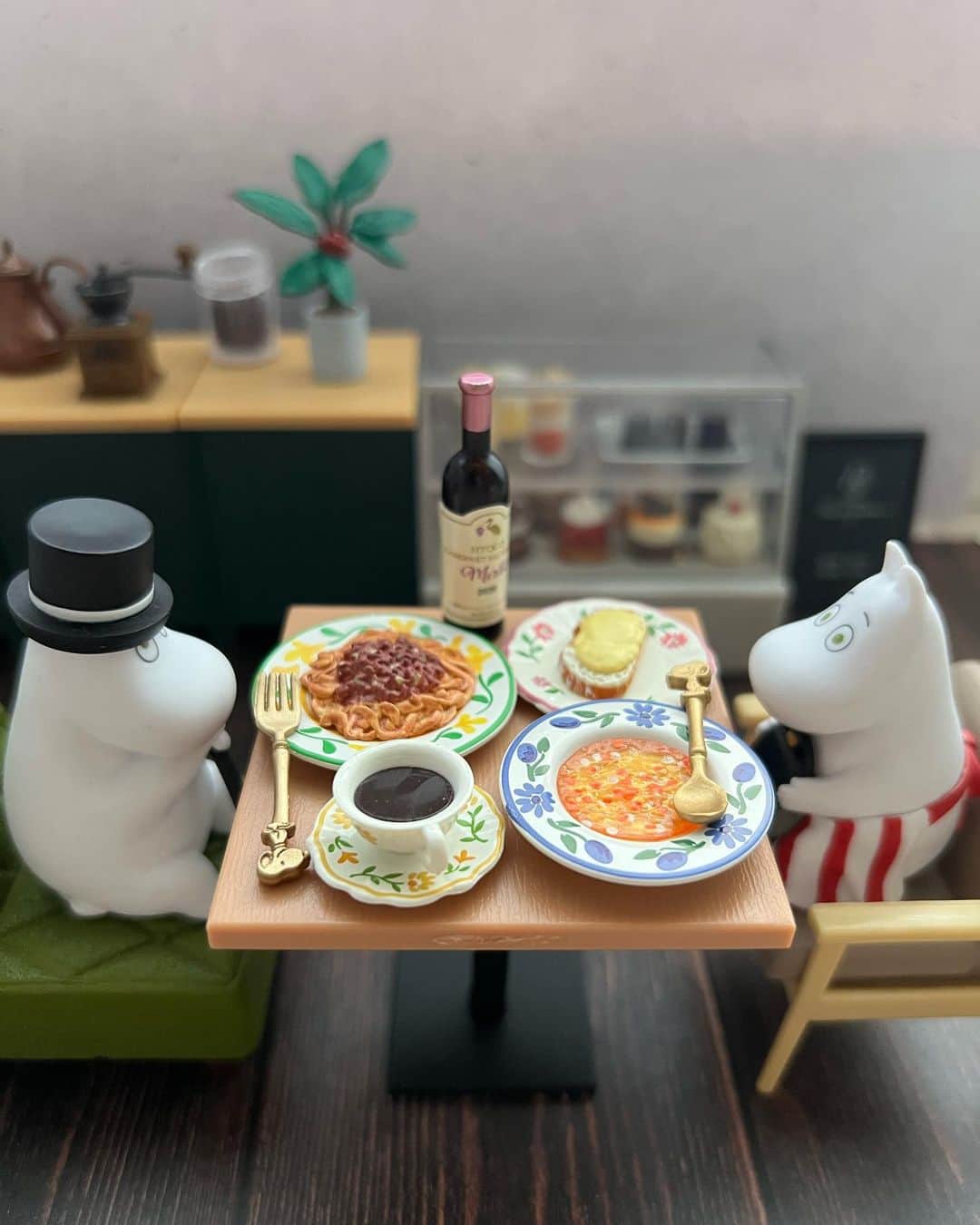 satomi?さんのインスタグラム写真 - (satomi?Instagram)「*2023.07.02*  ムーミンパパとムーミンママの1日 コメダ珈琲店でモーニング☕️ おうちでまったり… 桃の美味しい季節になりました🍑 ディナーへ🍽️  おまけ ケーキはいかがですか？(by マリオ)  #ミニチュア撮影」7月2日 18時10分 - satomi_0819