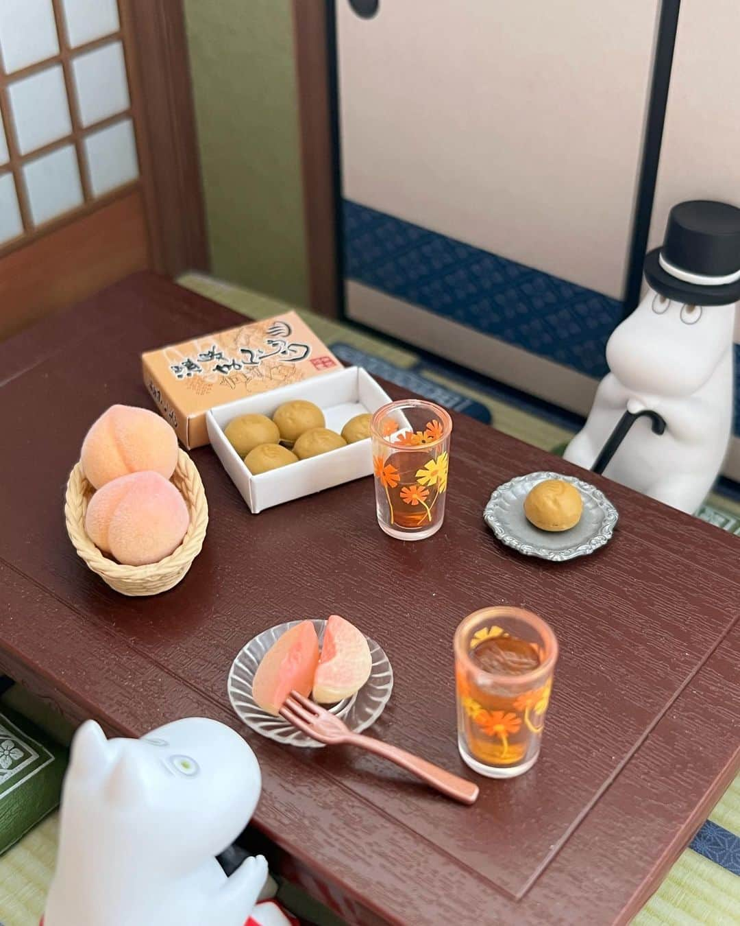 satomi?さんのインスタグラム写真 - (satomi?Instagram)「*2023.07.02*  ムーミンパパとムーミンママの1日 コメダ珈琲店でモーニング☕️ おうちでまったり… 桃の美味しい季節になりました🍑 ディナーへ🍽️  おまけ ケーキはいかがですか？(by マリオ)  #ミニチュア撮影」7月2日 18時10分 - satomi_0819