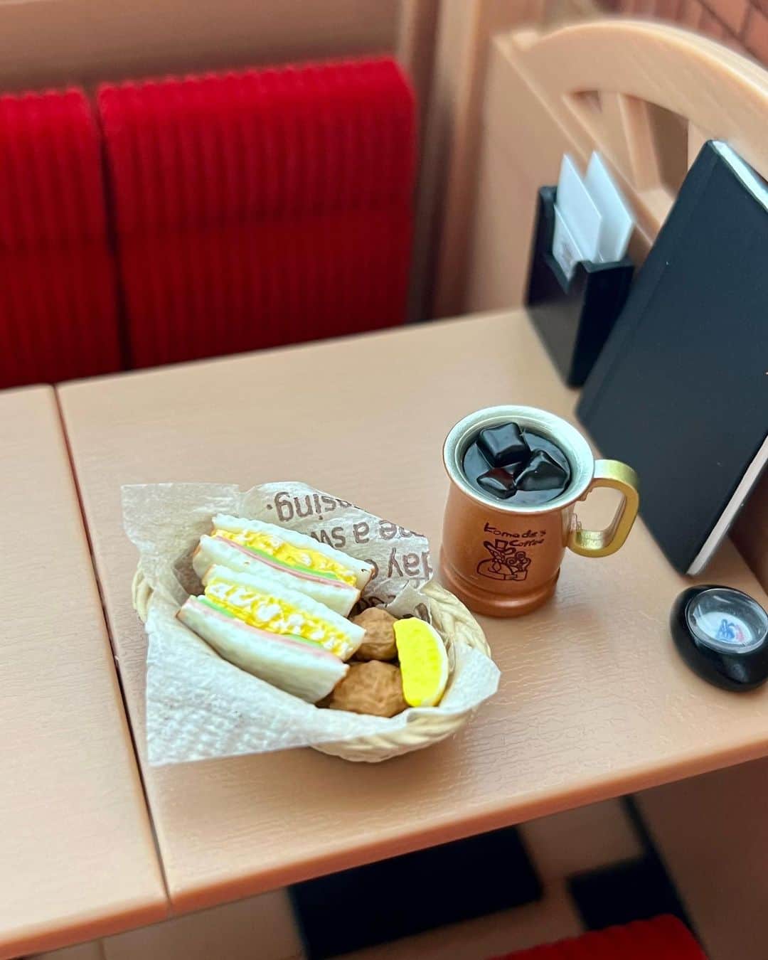 satomi?さんのインスタグラム写真 - (satomi?Instagram)「*2023.07.02*  ムーミンパパとムーミンママの1日 コメダ珈琲店でモーニング☕️ おうちでまったり… 桃の美味しい季節になりました🍑 ディナーへ🍽️  おまけ ケーキはいかがですか？(by マリオ)  #ミニチュア撮影」7月2日 18時10分 - satomi_0819
