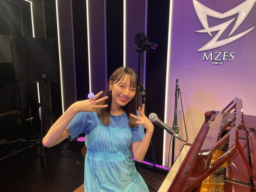 松井咲子のインスタグラム：「松井咲子が新曲33曲やるライブ無事に終わりましたー！ 2公演だったので33×2！異常！  どうなることかと思いましたが どうにかなりました！ 途中意識とびそうになった瞬間ありましたが！終わってしまえば何だって楽しかったって思える自分の性格だいすきです！  来てくださった皆様 配信観てくださった皆様 ありがとうございました！！！  7/8まで観られるアーカイブ配信もありますのでそちらも是非。孫を見守るような目でみてくださったら嬉しいです！  #松井咲子が新曲33曲やるライブ  #やってやったぞ」