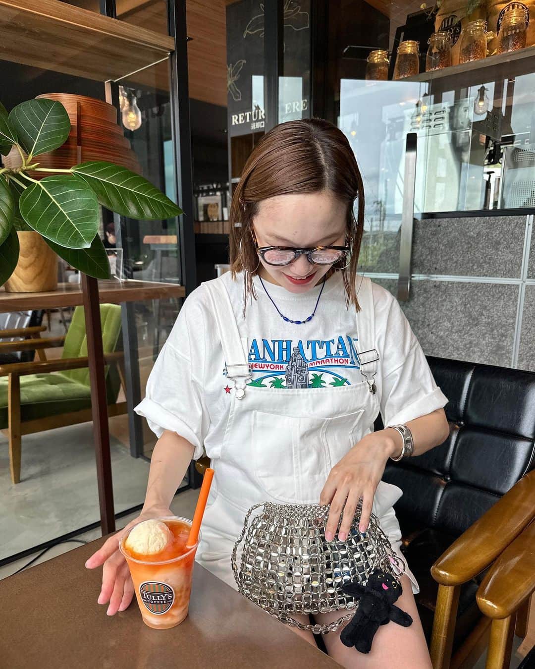 青木美緒のインスタグラム：「お気に入りのシルバーバッグ⛓️⛓️ 雨だと思ったからレインブーツにしたら、めっちゃ天気良かった😂 . そして、 今日のお昼も焼肉食べた🥹🥩🥢🍚 . #マタニティ #マタニティコーデ #臨月 #nugu」
