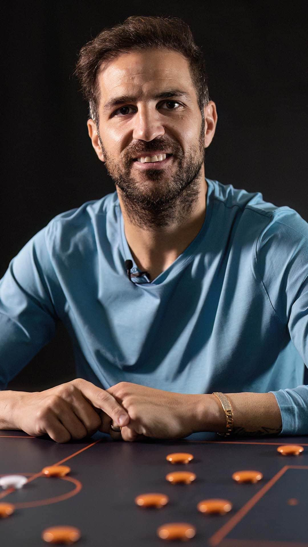 セスク・ファブレガスのインスタグラム：「In our latest masterclass, Cesc Fàbregas explains what Arsène Wenger taught him as a midfielder and why he sees echoes of his approach to the game in Roberto De Zerbi’s Brighton... 🇪🇸👏  Watch the full masterclass via the link in our bio.   #CescFabregas #Arsenal #ArseneWenger #CoachesVoice #Masterclass」