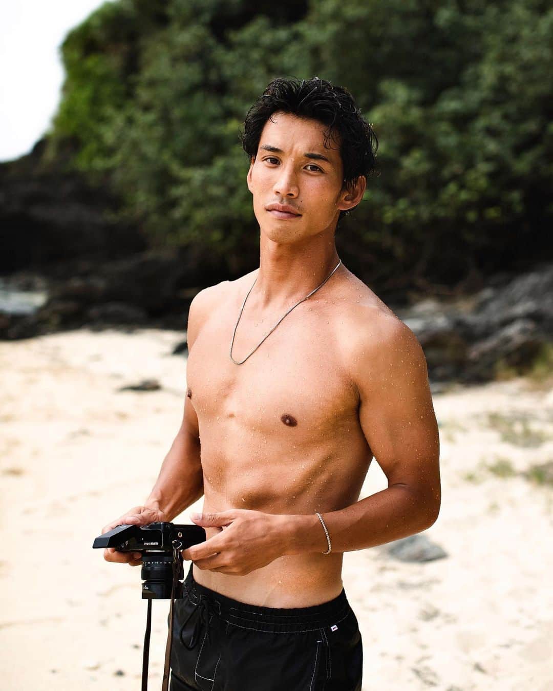 山中海輝のインスタグラム：「Today marks my 29th birthday. Grateful for the incredible people in my life. Thank you for your love and support. I'm truly blessed.  今日29歳になれました。 こうして健康に歳を重ねられることが当たり前ではない事、周りの人のおかげで今があるということを改めて感じています。 いつも皆さんありがとうございます。  これからまだまだ自分の道を突き進んでいきますのでどうぞ宜しくお願い致します。  そして、こんな事を言うのはおこがましいのかもしれませんが、来週の個展に来てくださるのが1番の誕生日プレゼントなので皆さんのお越しお待ちしています。笑 7/8〜7/9 二日間ともに在廊しています！  ▼概要 『”Dear＿sir” TOKYO EXHIBITION』 入場料無料（混雑時入場規制あり）  ▼日時 2023年7月8日 14:00-20:00 2023年7月9日 11:00-18:00  ▼会場 GALLERY FELES OMOTESANDO 〒150-0001 東京都渋谷区神宮前3-18-26」