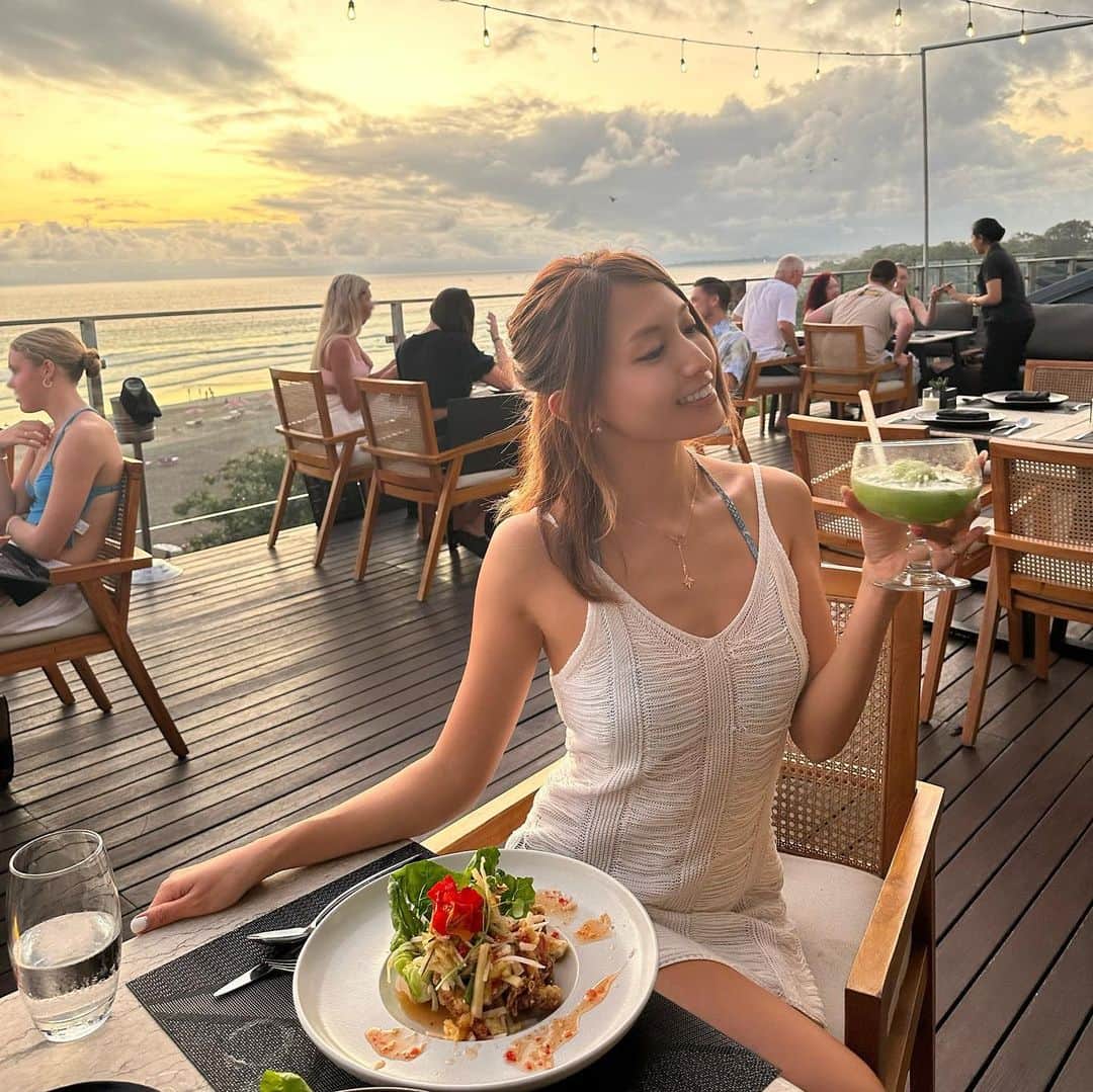 のインスタグラム：「Sunset dinner in Seminyak🌅 @moonlitebali   スミニャックの海沿いテラスでサンセットディナー🍸 Anantara hotelの5階にあって、眺めが絶妙☺️ バリに長期滞在して毎日夕陽見て過ごしたいよ🥺🧡  #バリ#バリ島#バリ島旅行#バリ旅行#バリ島観光#インドネシア旅行#海外旅行#海外移住#東南アジア#bali#baliisland#balitrip#balitravel #cewek#gadis#gadiscantik#liburanbali#melalidibali#melali#スミニャック#seminyakrestaurant#seminyak#sunset#サンセット# #あーちゃんバリ」