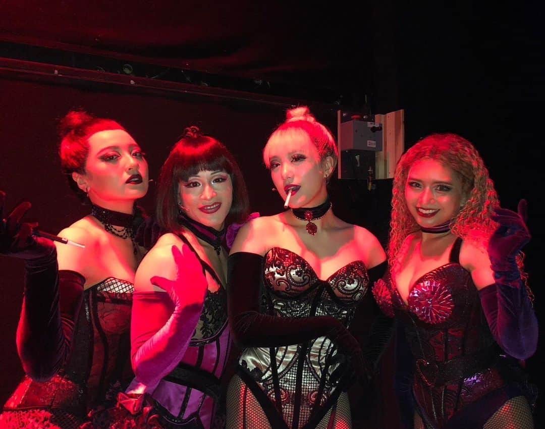  藤森蓮華のインスタグラム：「Hi, chickens! We are Lady M's. #moulinrougethemusical #moulinrougemusical」
