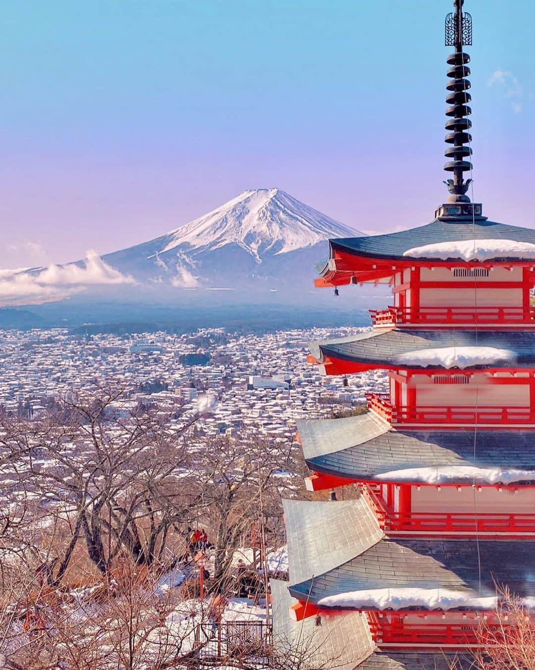 hama_aki_pppのインスタグラム：「山梨県富士吉田市#新倉山浅間神社  Location Yamanashi Japan   2023.02月撮影の過去picです📸  　  #神社仏閣  #寺社仏閣  #美しい日本  #タビジェニ　 #絶景事典  #cooljapanvideos  #visitjapanjp  #japanese_gardens  #japaneseshrine  #loves_united_japan #sorakataphoto  #jalan_travel  #deaf_bestshot_japan  #histrip_japan  #iphonephotography  #gw_worldpics  #be_one_world  #otonatabi_japan  #mtfuji  #mountfuji  #富士山  #fujisan  #おとな旅プレミアム  #anaタビキブン  #great_myshotz  #ok_landscape_  #iphonephotographer  #スマホ撮影」