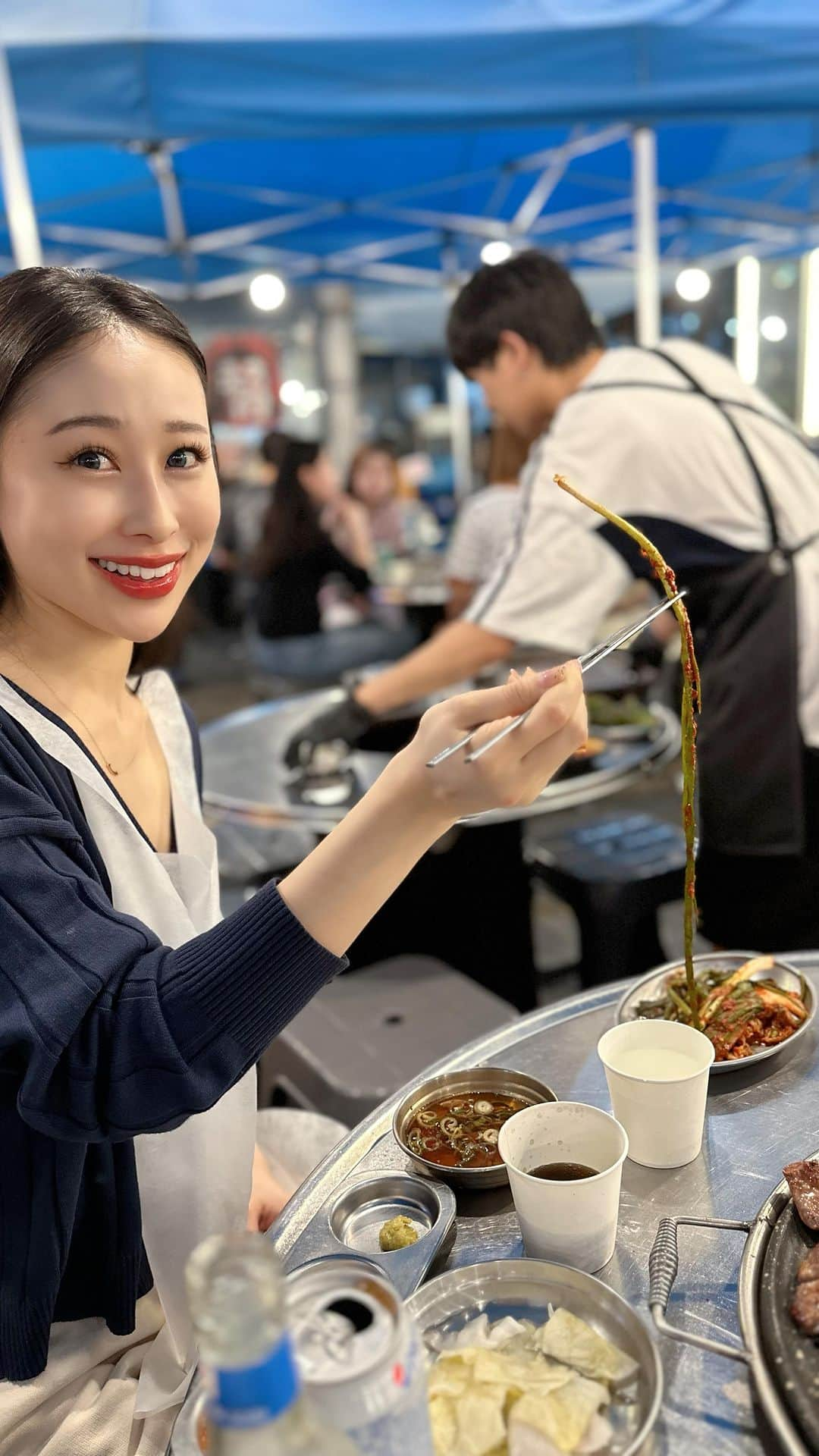 長沼南帆のインスタグラム：「韓国でイマ激アツスポットの鍾路 3 街🔥  屋台で美味しいサムギョプサルが食べられるの🇰🇷 韓国ドラマの世界に入り込める感じが🙆🏻‍♀️  そしてこのお店お肉が柔らかくて美味しい キムチのおかわりももう大丈夫です🥹♥️っていうくらいモリモリに盛ってくれます😂 @jongsamyook   明洞と比較すると日本人はまだ少ないイメージだけど、韓国の若者で賑わってて雰囲気だけでもとても楽しいエリアでした🤣  📍서울특별시 종로구 돈의동 돈화문로11길 ８−１ (종삼육　OR Jongsam-yugで検索!)  🚃鍾路3街駅から290m  🕙14:00-22:00   #韓国グルメ #韓国おすすめスポット #韓国おすすめグルメ #ソウルグルメ #ソウル旅 #ソウルおすすめグルメ #ソウルおすすめスポット #韓国旅行 #韓国料理屋 #韓国屋台 #韓国屋台グルメ #サムギョプサル専門店 #韓国サムギョプサル #韓国サムギョプサルがおいしいお店 #鍾路3街 #鍾路3街グルメ #鍾路3街駅 #鍾路3街焼肉通り #明洞グルメ #明洞屋台 #明洞餃子 #明洞おすすめスポット #明洞おすすめグルメ #明洞旅行 #明洞サムギョプサル #종로맛집 #종로3가맛집 #종로3가역맛집 #종로구 #종로3가포차」