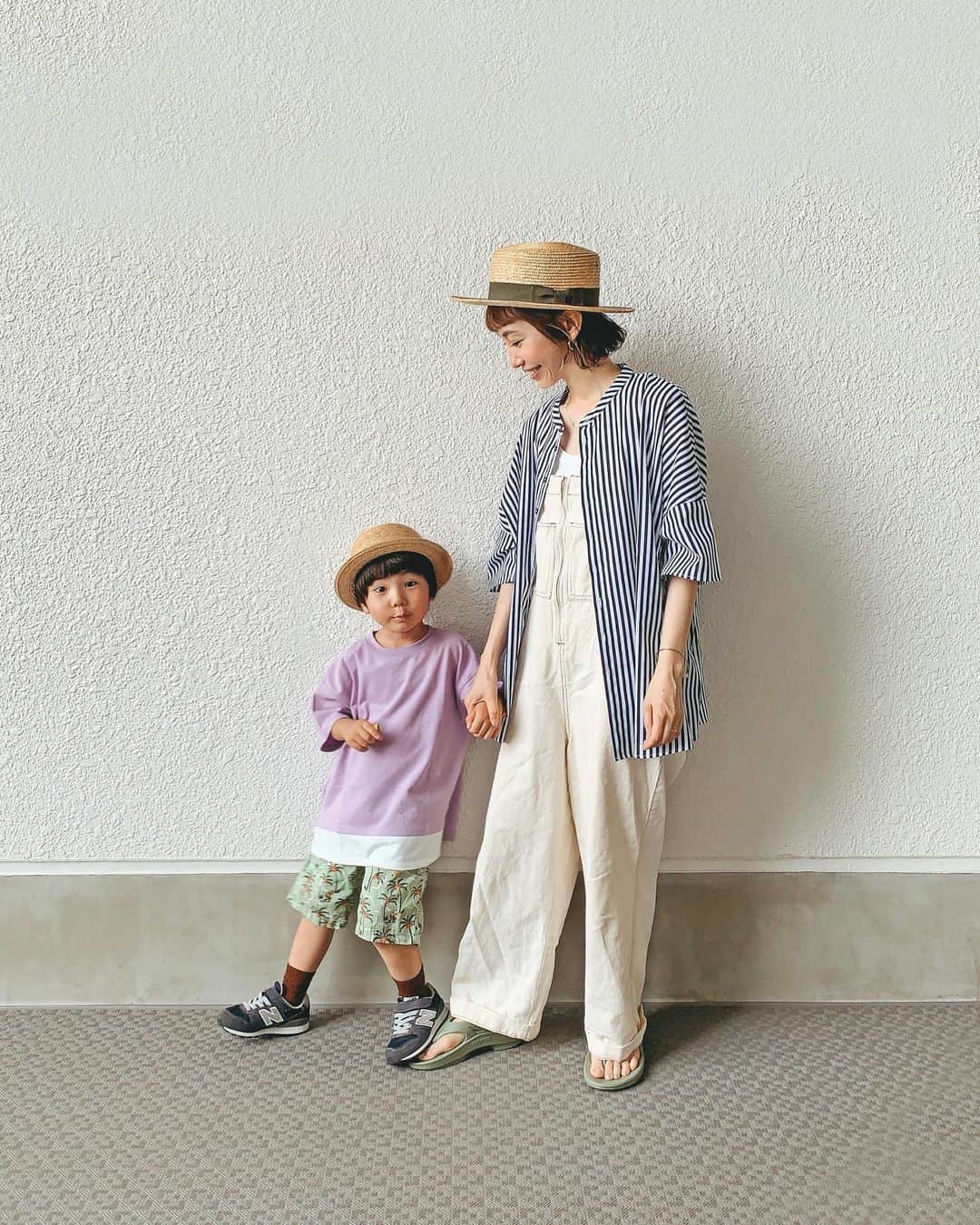 のインスタグラム：「♡♡ ． 今週の母と子👩‍🦰👦♡ ． 三男坊のサンちゃん🐻📝 最近、保育園に行くのを渋って 行きたくない‼️だって◯◯だもん😤と、 あの手この手を使って ひっくり返って泣いたり怒ったりしていて、 (本音はママといたい…😭🧡とのこと🥺) ． でも急に仕事は休めないし、納期は遅れられないし… と毎朝格闘している😭💔 ． ． 「サン、早く大きくなりたい😙👍 大きくなってママと仕事したいんだ〜❣️お手伝いしたい😘✍️」 と、何とも健気なこと言っていて、 ． ((ママといたい…🥺🧡))を 叶える日、作ってあげないとなぁ😭💘 ． ． ． ． この日の おやこーで👗👖🐶 ． 母は @libra.cue_official の バンドカラーラウンドヘムシャツ × ゆるサロペット🌿 ↑ベージュストライプも可愛かった🧋😍 ． (その他のアイテムは写真にタグ付けしました🐻‍❄️🏷️) ． ．  1枚で着ても、羽織っても合わせやすい🫶😘 ． リブラキューのデザインやシルエット、 丈感も、素材感も全部好きやなぁ〜✌️😊💘 ． ． (実は1枚目、足踏まれた瞬間やった👟🦶😆爆)  ． ． ． ． ． ． ． ． ． ． ． #10歳 #7歳 #3歳 #三兄弟ママ ． #リブラキュー #バンドカラーラウンドヘムシャツ @libra.cue_official ad」