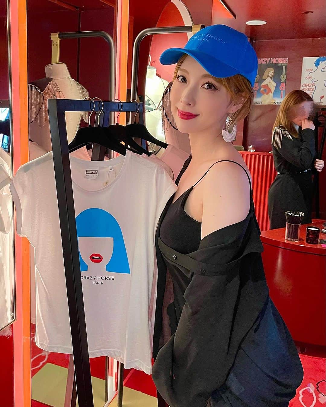 瀬戸早妃のインスタグラム：「CRAZY HORSE 観てきました︎💕︎︎ @crazyhorseparis_official   なんと、日本人のお客さん1人もいませんでした🇯🇵 男性客と女性客の比率が半分ずつくらいだったことにも驚き😲 皆さんオシャレして楽しまれていました🫶  👠👙何も知らずに来たら文化の違いにびっくりしちゃうかもしれないのですが、私は以前クレイジーホースのdocumentaryを観たことがあり とてもカッコよくて興味があったので、今回思い切って観に来られて良かったです🇫🇷🐴🍷 日本人のキャストさんもいらっしゃいました🇯🇵  鍛え上げられた女性の美しさをしっかり堪能🥰 本当〜に綺麗で💄そしてずっと良い香りがしていました✨ しばらく脳裏に焼き付いて離れなそう❣️  #crazyhorse #crazyhorseparis  #クレイジーホース」