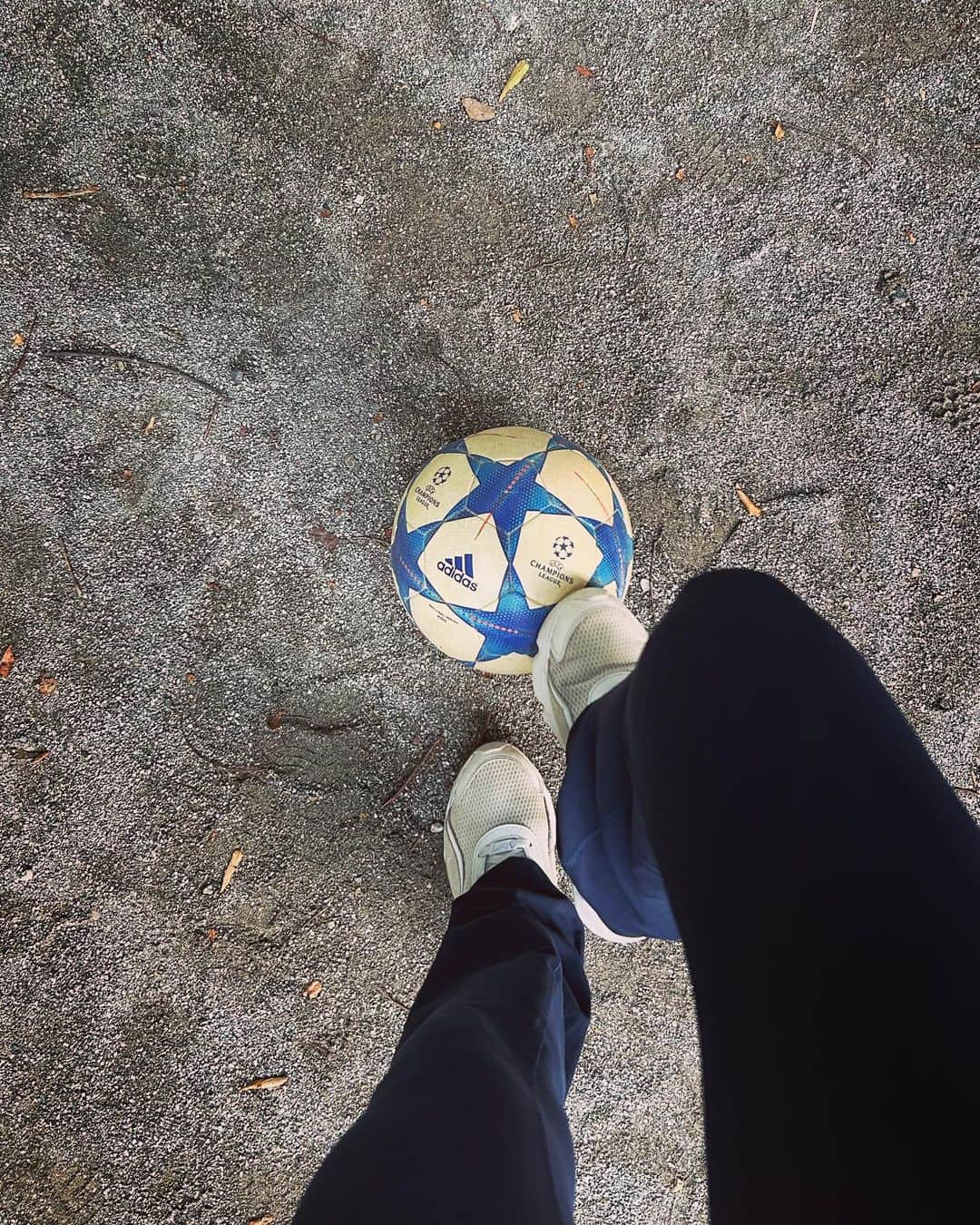 のインスタグラム：「❇︎ 今日はサッカー⚽️ #soccer #ball #adidas」