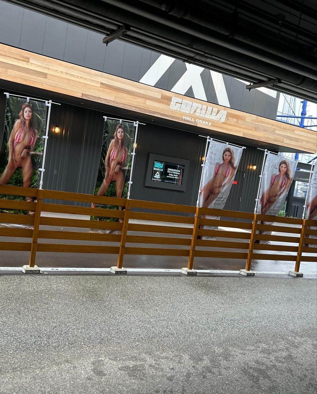 堀えりかさんのインスタグラム写真 - (堀えりかInstagram)「エクスプレッションライブ&ダレアランウェイショー 来てくれたみんな！！ありがとうー🩷🩷🩷  バタバタしすぎて緊張してる暇もなく一瞬で終わっちゃった気がする🤣 だからまたスチールやDVDが出来上がったらゆっくり見返したいと思います🤣🩷 沢山応援ありがとう📣❤️‍🔥 これからもライブや、写真展、ファンミーティング、色んな所でイベント出来たらと思うのでまた遊びにきてね🫡❤️‍🔥  #エクスプレッションライブ #ダレア #ランウェイショー #ダレアモデル #堀えりか #大阪 #ゴリラホール大阪 #ライブ #初ライブ #expression #darea #runwayshow #model #dareamodel #erikahori」7月2日 18時21分 - xerikax143