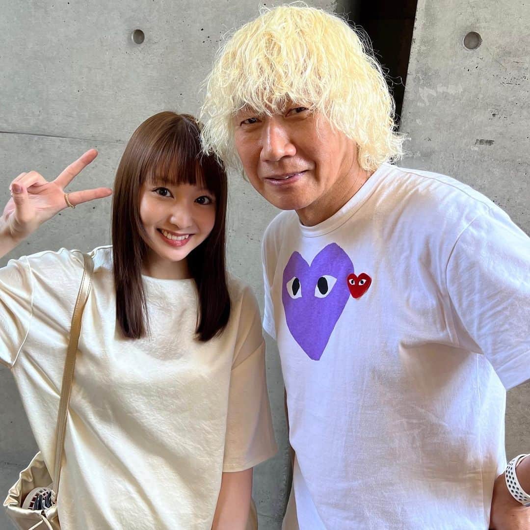 のインスタグラム：「.  いつもお世話になっている美容室ANTIの小松さんと💇🏼‍♀️🌻 10代の頃からずーっとお世話になっています😊✨」