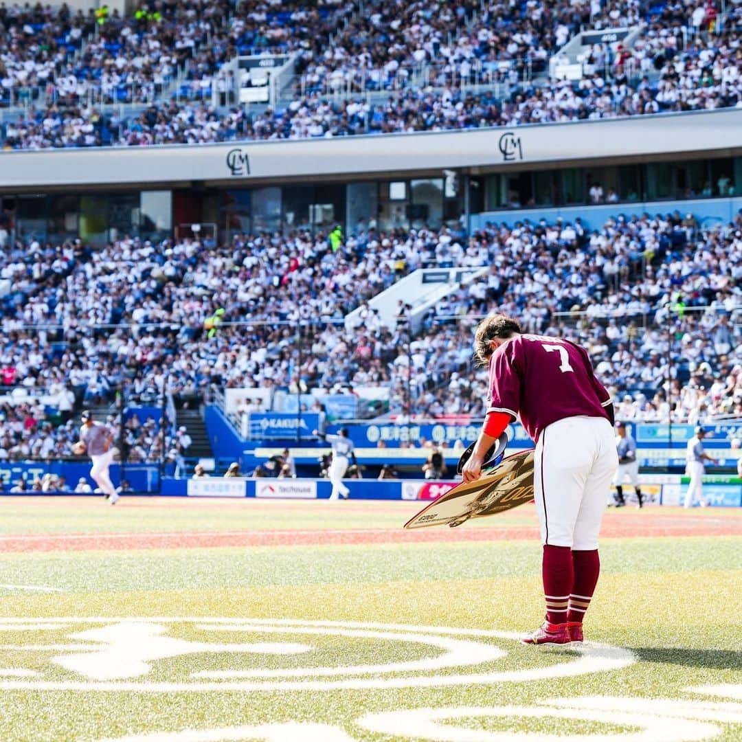 東北楽天ゴールデンイーグルスさんのインスタグラム写真 - (東北楽天ゴールデンイーグルスInstagram)「⚾️  ⚾️M 4-11 E⚾️ 鈴木大地選手が1500試合出場を達成✨✨✨ 7回の守備から出場すると9回に2ベースヒットを放った‼️‼️ チームも大勝して記録に花を添えました💐 今季初登板の藤井選手は5回2安打1失点の好投で1勝目☝🏼 6回渡辺翔太選手、7回宋選手、8回内選手が三者凡退に💯 打っては1番でスタメンの村林選手が4安打5打点の大活躍🔥 太田選手が3号ソロを含む3安打3打点‼️ 浅村選手も12号ソロを含む3安打1打点👑 田中和基選手が2号ソロ💥小深田選手が3安打猛打賞👍🏼  #鷲が掴む #rakuteneagles #鈴木大地 #藤井聖 #村林一輝  #太田光 #浅村栄斗 #渡辺翔太 #田中和基」7月2日 18時23分 - rakuten_eagles