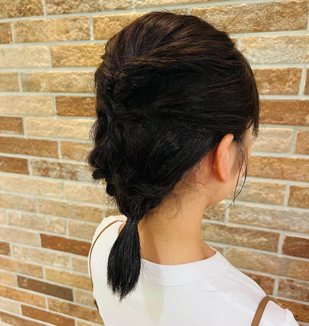 出世凪沙さんのインスタグラム写真 - (出世凪沙Instagram)「. 髪が伸びてきたから久しぶりにヘアアレンジしてみた✌️  このまま伸ばして色んなアレンジに挑戦してみたい気持ちと、バサっと切りたい気持ちが半分ずつ、、🥹 迷ってる間に夏終わりそう。笑 . #ヘアアレンジ#何アレンジ#名前わからん#とりあえずいっぱい三つ編みしたやつ#夏ヘア#夏コーデ #フリーアナウンサー#出世凪沙」7月2日 18時35分 - nagisa_shusse