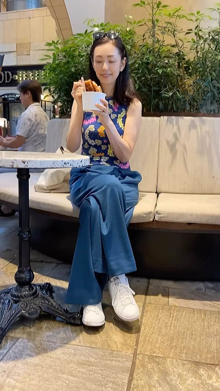 田村翔子のインスタグラム：「トレーニングの後、ついついアイスクリームを🍨 罪悪感ありありですが、暑いのでとても美味しい😅  #夏コーデ#summerfashion#summeroutfit#ビタミンカラー #田村翔子」