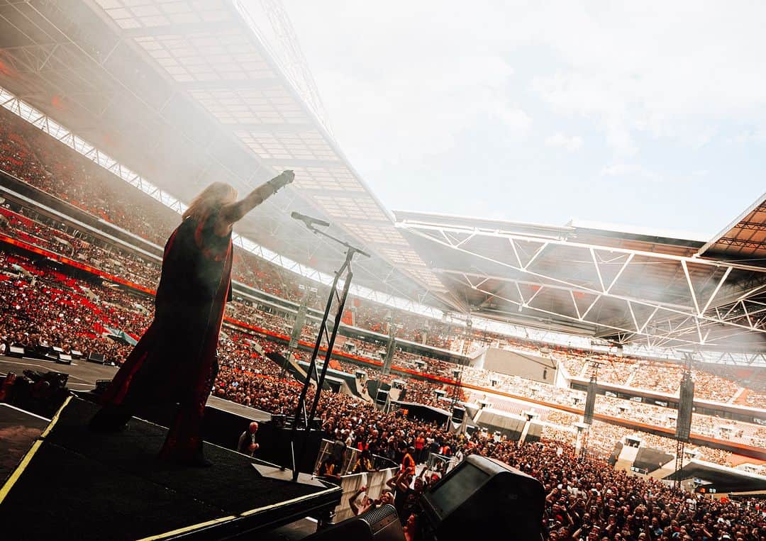ヴィンス・ニールのインスタグラム：「Playing #WembleyStadium was very cool!  Thank you to everyone that come out #mötleycrüe」