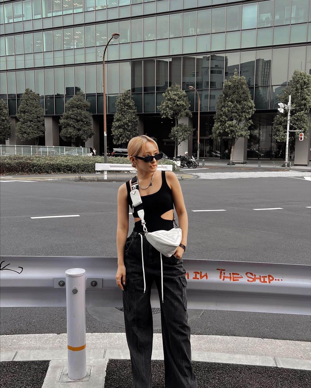 のインスタグラム：「. @aniend.official の大人気のデニムから 色違いのブラックもでた〜😍！！！ 速攻GETした🖤形もデザインもかわいくて 2色ともめちゃめちゃ愛用してるお♡  #海外ファッション#海外コーデ#海外ガール#韓国コーデ#韓国ファッション#y2k#y2kファッション#y2kfashion#デニムコーデ#夏コーデ#ファッション」