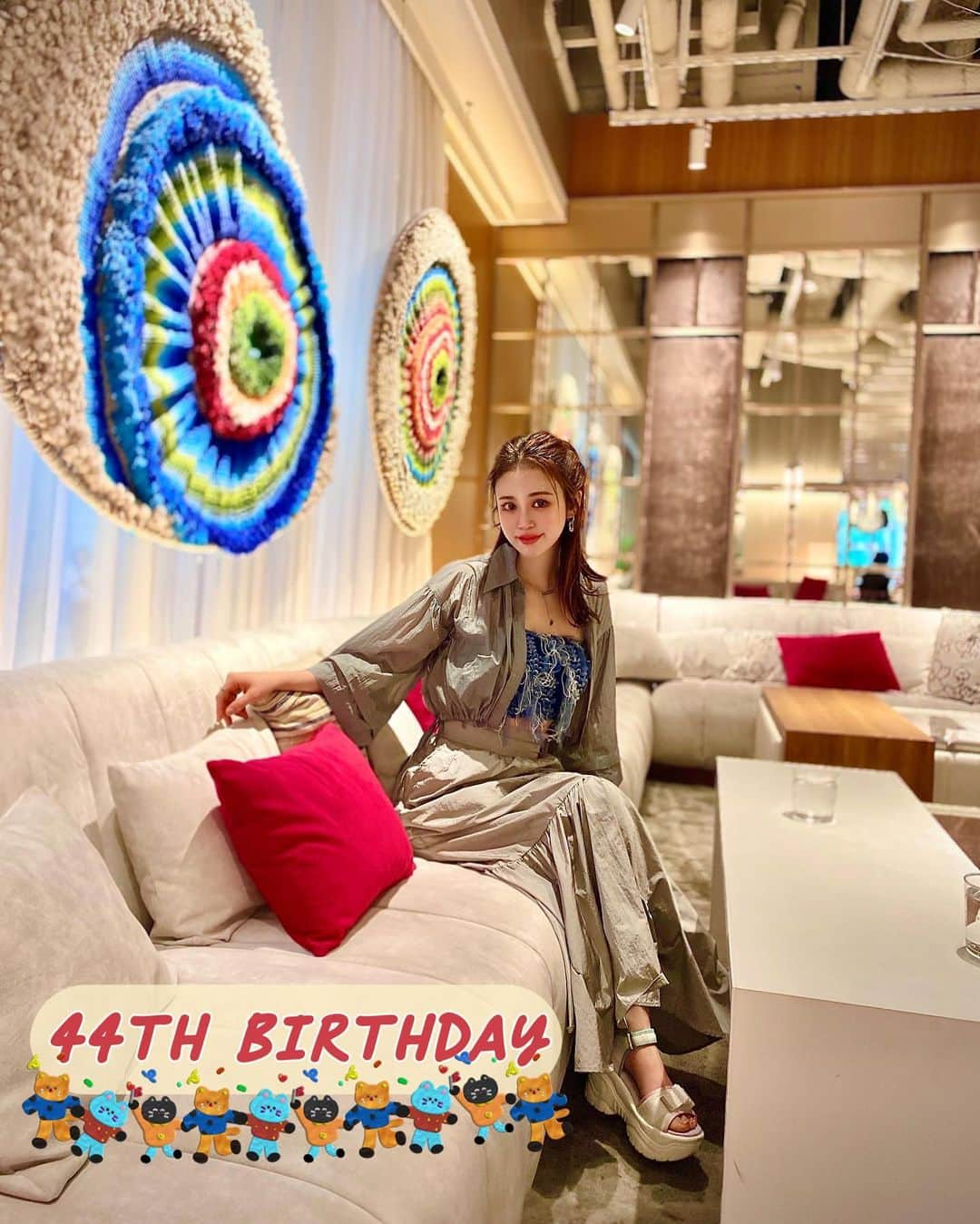 Hanaのインスタグラム：「・ 本日7月2日はわたくしの44回目の誕生日です🎂🎊🎉  もう44歳って早い😳  でもなんかゾロ目って好きだからいい歳になる予感😌💭  奇跡のアラフィフ目指します☝️✨  そんな訳でみなさま、44歳のHanaもよろしくお願いします😚💕  #誕生日 #ハッピーバースデートゥーミー #44歳 #アラフォー #若見え #夏日 #美容オタク #トータルビューティーアドバイザー」