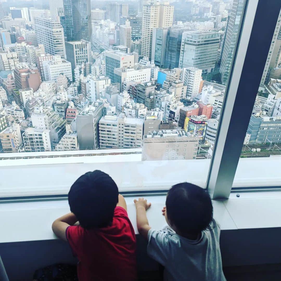 宮田愛子のインスタグラム：「今年2月にオープンした、東京ドームホテルのプレミアムフロア。  休日に緑あふれるリゾートに行く案も検討したけれど、「都会に泊まってもリフレッシュできる」とのコンセプト通り、 想像以上の非日常感を味わえました🎵  ホテルスタッフの皆さんのホスピタリティ、きめ細かい間取りとアメニティ、夜景…。 家事から解放されて、半年ぶりくらいに夫婦で映画を観られたし🥺 こういう時間って本当に大切なんだな…  大人だけでなく、子供たちにとっても戦隊ヒーロースペースあり、遊園地ありで夢の国のようでした🌟  また行こう！」