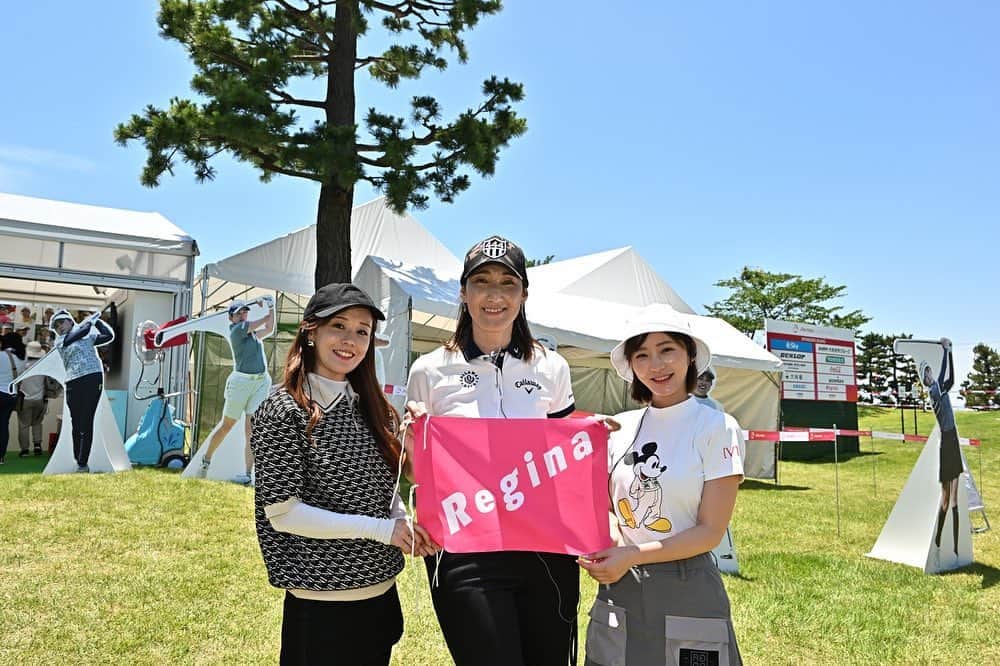 SARAKIMISAKIさんのインスタグラム写真 - (SARAKIMISAKIInstagram)「🩷🩷🩷 「資生堂 レディスオープン × Regina」特別観戦ツアー めちゃくちゃ楽しかった🥰✨ @shiseido.sports_japan  @regina_golf   昔からよくゴルフ観戦には行ってたんだけど、今回このツアーに参加させてもらって観戦のコツやマナーを細かく教えていただいたおかげで、今まで疑問に思ってたことが解消してめちゃくちゃ楽しかった🥹✨  特に私がずっと知りたかったのが、グリーン周りの立ち位置！！ たまに選手とカップの延長線になってしまった時に、これ邪魔かなぁと思ってズレたほうが良いのか悩んでいたんですが、そーゆう時はまず「動かないこと！」だそうです🥺👌 気になる選手は、キャディーさんが声をかけてくれたりとかするそうなので、基本的には動かなければ気にならないと！ そーゆうの誰に聞けるものでも無いから、めちゃくちゃ勉強になりました🥹✨  この日ツアーガイドをしてくださったのは、古閑美保プロや片岡大育プロなど多くのツアープロとタッグを組んできたプロキャディ・伊能恵子さん🩵 @keiko_inuuuuuuuu   めちゃくちゃわかりやすいし 面白いし🤣笑 サバサバしてかっこよくて一気に大好きになりました❤️  ゴルフ観戦してみたいけど、初めてで一歩が踏み出せない！って人もこんな観戦ツアーがあったら絶対いいなぁと思いました🥹🫶🏻🫶🏻🫶🏻 本当に素晴らしかった🩷  そして資生堂レディースオープンならではの、華やかな会場も楽しかった✨  資生堂ブースでは、大人気の日焼け止めアネッサが試せたり、選手たちの「いい顔パネル」で推しの選手を探したりと、どこにいても飽きない✨ キッチンカーもたくさんあってすごく賑やかだった🥰  ようやくコロナも落ち着いて、こーゆう観戦とかが出来るようになってきたから今年はたくさん色んな試合を見に行きたいなぁ✨  来年もまたぜひ観に行きたいと思いました🩷 @shiseido.sports_japan  @regina_golf   . . . . #資生堂  #資生堂レディスオープン #強く美しく輝くとき  #JLPGA  #ゴルフ観戦  #女子プロゴルフ  #戸塚カントリー  #reginagolf  #ゴルフ雑誌Regina  #golf  #instagolf  #インスタゴルフ女子  #ゴルスタグラム  #ゴルフ  #ゴルフ女子  #ゴルフ女子会  #ゴルフ女子初心者  #ゴルフ好きな人と繋がりたい」7月2日 18時42分 - misarasara.golf