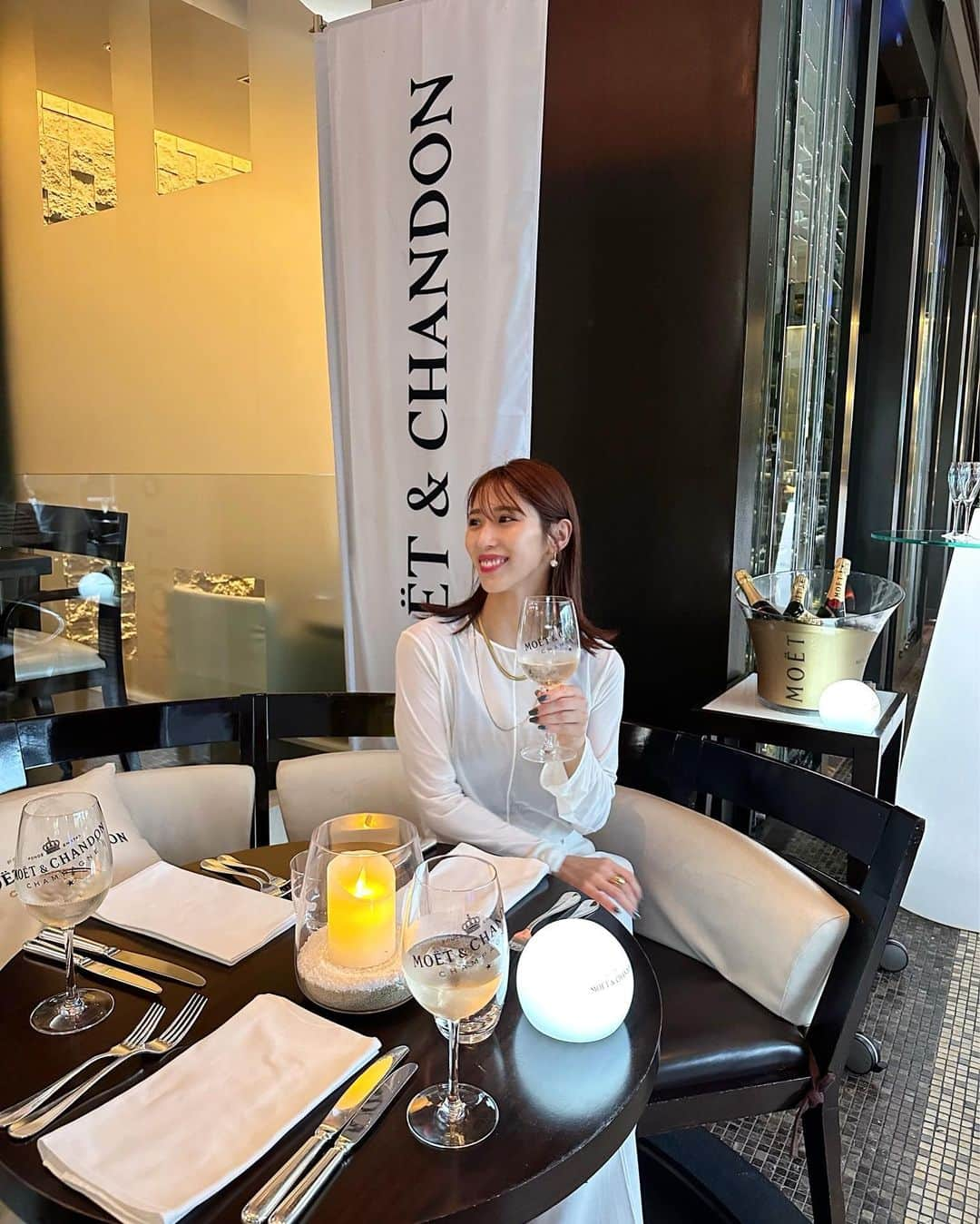 山田千尋のインスタグラム：「. @moetchandon と共に楽しむサマーイベント、 「Soirée Blanche ～ソワレ ブランシュ～」 へ行ってきました🍸✨  ドレスコードもオールホワイトな世界観で とても素敵空間でした✨  そんな素敵空間は 8月26日まで毎週土曜日に グランドハイアット東京にて開催されます🥂🤍  #Hostedby  #ソワレブランシュ #SoireeBlanche #moetchandon #モエシャンドン #Sponsored #DrinkResponsibly」