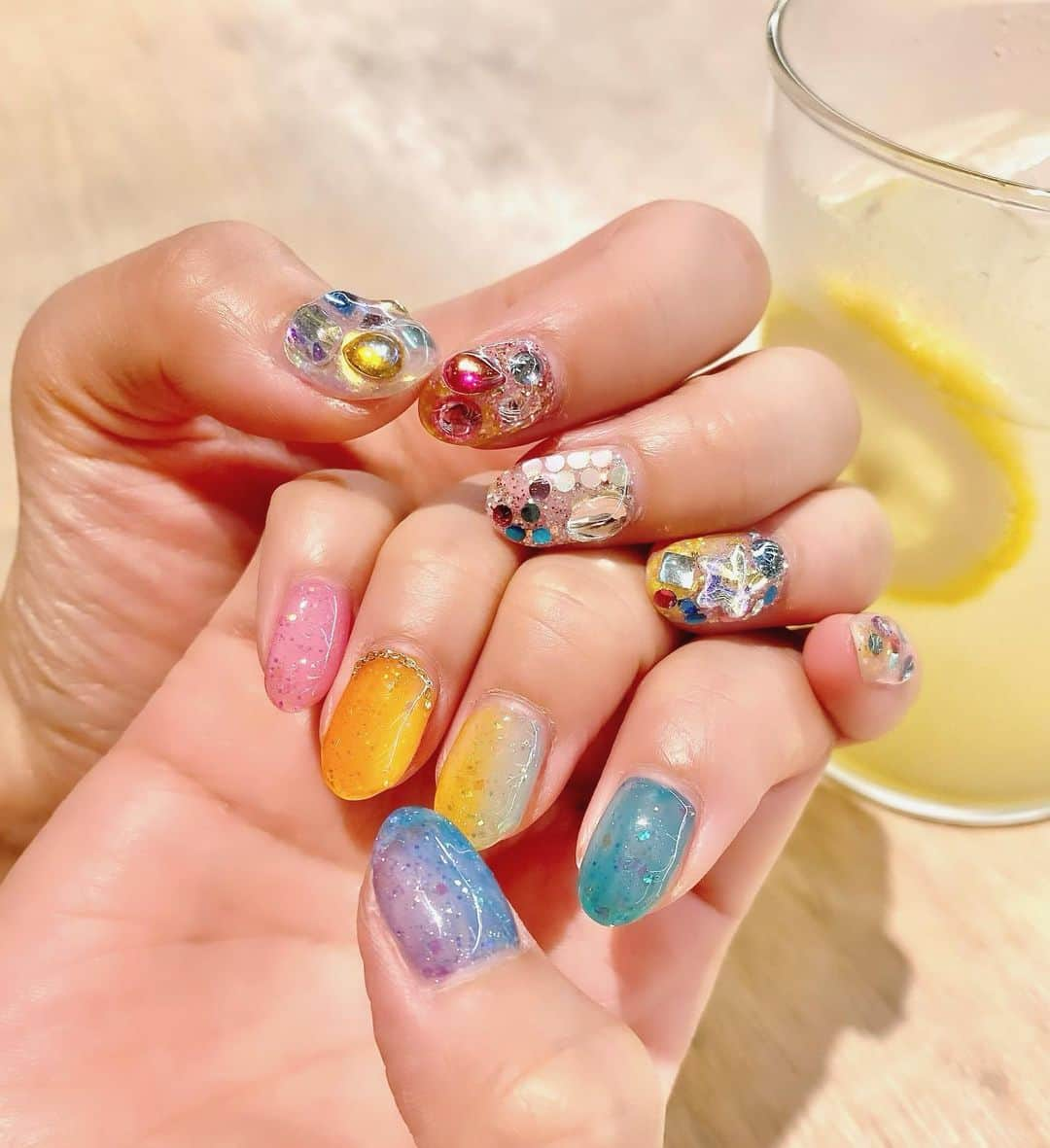 Marinaのインスタグラム：「🌈New nail🌈  夏っぽいネイルに🌻✨ ちえさん(@chiekonakayama )ありがとうございました♡  #Nail #Newnail #夏ネイル #カラフルネイル #なかやまちえこ さん」