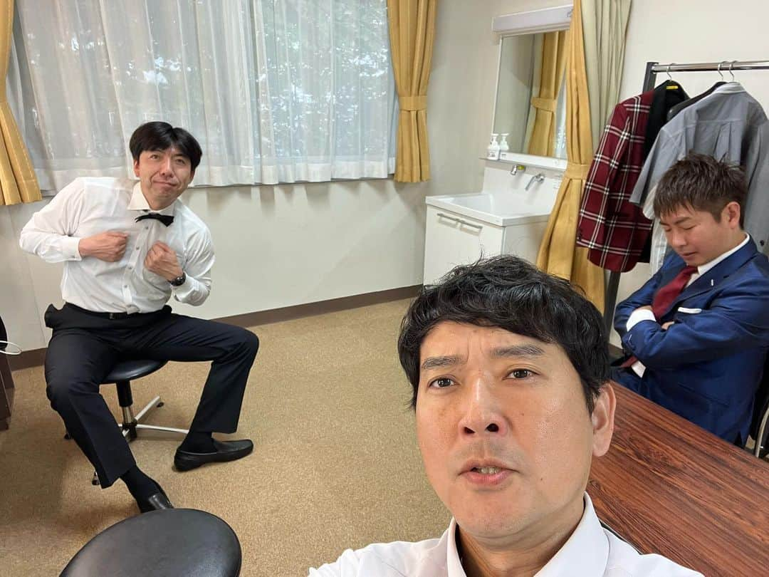 土屋伸之さんのインスタグラム写真 - (土屋伸之Instagram)「#函館 #早坂営業 #めちゃくちゃあたたかいお客さん #函館競馬場 #楽屋は漫才協会なぞかけ会議 #おつかれちゃーん #じゃい　 #ロングサイズ伊藤 #みちお #ねづっち  #福田薫」7月2日 18時47分 - tsuchiyawosagase