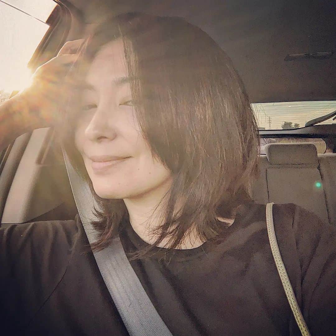 真山景子のインスタグラム：「髪切った✄ もっと切りたいけど、とりあえず自分の癖の強い髪質をを生かしたカットしてもいました✨大満足。明日から髪洗うの楽だなぁ♬やっぱり40代は短い髪が良き👌自分の癖毛とも髪質とも上手く付き合っていかないとね  わたしのゴワゴワもニュアンス！的なw カットは @sosei_lifedesign のあつし氏 前下がりミディアムボブだよ」