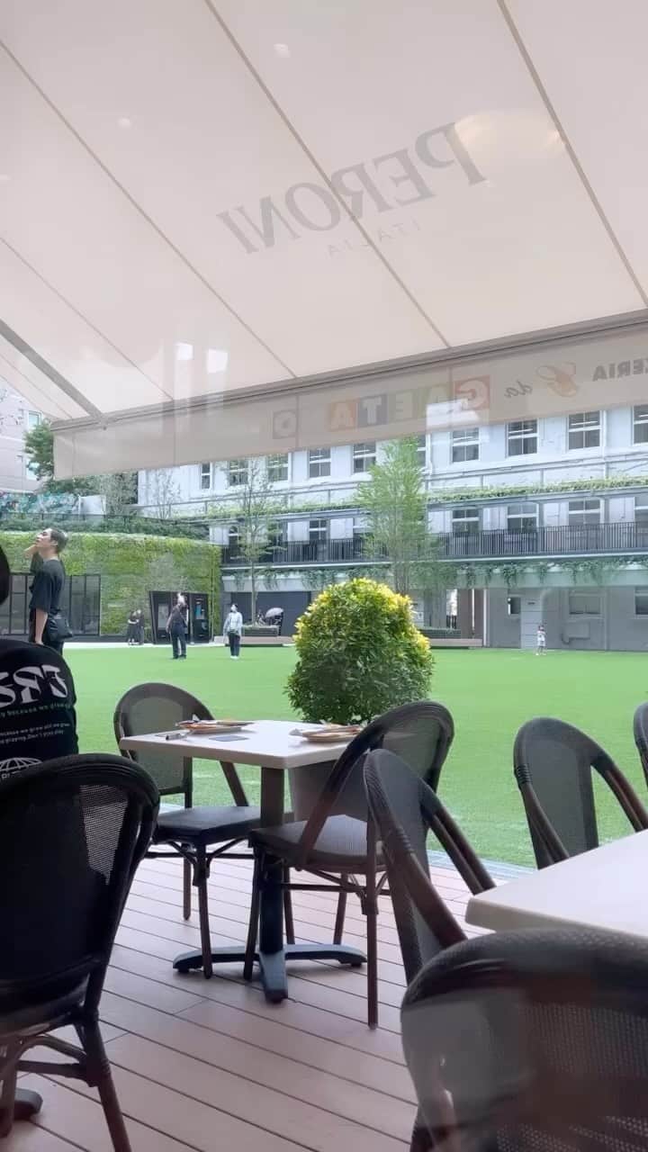 横山紗弓のインスタグラム：「福岡大名ガーデンシティ内の PIZZARIA da GAETANOへ🍕 都会的で緑もあって福岡の新たなランドマーク✨ 他のお店もどこも行列でした！ #福岡 #福岡観光 #福岡グルメ #福岡ランチ #福岡カフェ #福岡大名ガーデンシティ #福岡大名ガーデンシティ広場  #gaetano #大名グルメ #大名ランチ #大名カフェ #リッツカールトン福岡」