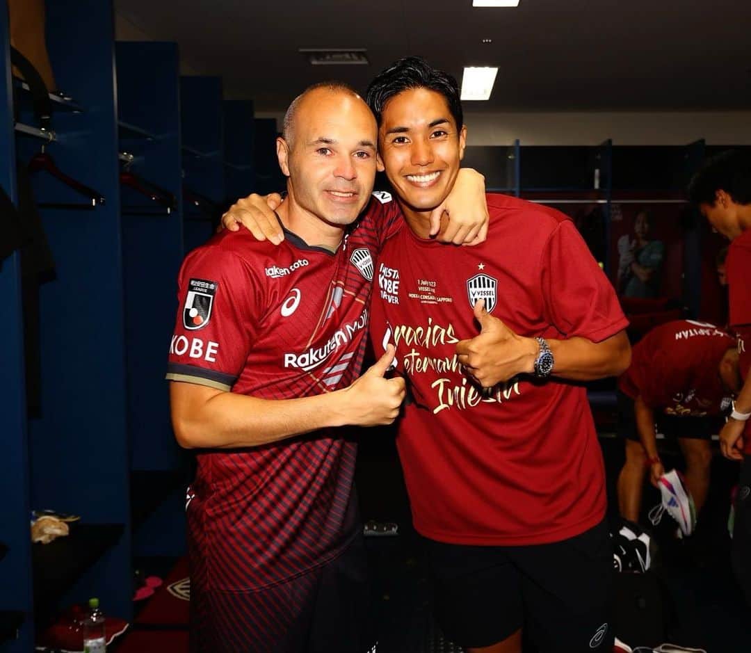 のインスタグラム：「Arigato Andres❤️  アンドレスと一緒にプレーできた経験は僕にとって宝物です。本当にありがとう!! #iniesta #8」