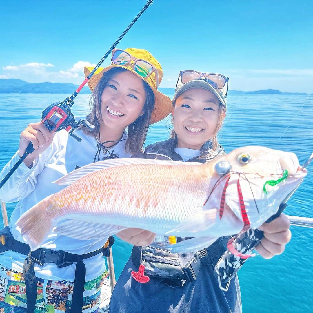 渕上万莉 のインスタグラム：「BABABABA爆釣fishing‼️ 今回はなんと 相方にっしゃんがゲスト出演で 『釣って捌いてクッキング♪』 いつもはちゃこちゃんとやってる大人気コーナーだよ😎🤙🏽👨‍🍳  和歌山市から出船の#勝丸 さんにお世話になり、つり具のBunBunオリジナルのタックルで🎣 #カワハギと 幻の高級魚 #シロアマダイ を狙ったら…  船上スタンディングオベーション👏🏽👏🏽が起きるドラマチックな結末でした🥲✨✨  釣れない時の必殺技。 『釣りと関係ない話をダラダラする。』 最近効果的なのが#和田ゲルゲ さん @wadageruge の奥様に怒られる話☕️（笑）  今回も効果的面🤣‼️ ゲル兄、なんかありがとうございます🙏🏽✨  やっぱり…想いは力だ‼️  船長いわく約3万程の価値がある良型シロアマダイ🐟✨ こんな高級魚をなんと 船上で捌いて食べちゃいます🫣🔥  ■サンテレビ📺OA 2023.7.5(水) 22:30〜23:00  1週間後には @babababa.fishing  公式YouTubeにもアップされますので📱  絶対見てねー😘🙏🏽❤️  #babababa爆釣fishing  #白アマダイ  #幻の魚 #白甘鯛 #高級魚 #白甘鯛松笠揚げ  #松笠揚げ #fuchibite #釣った魚を食べる #釣った魚で料理 #つり具のブンブン  #ブンブンスティックテトラ  #ワイルド飯 #にっしゃん #フッチー」