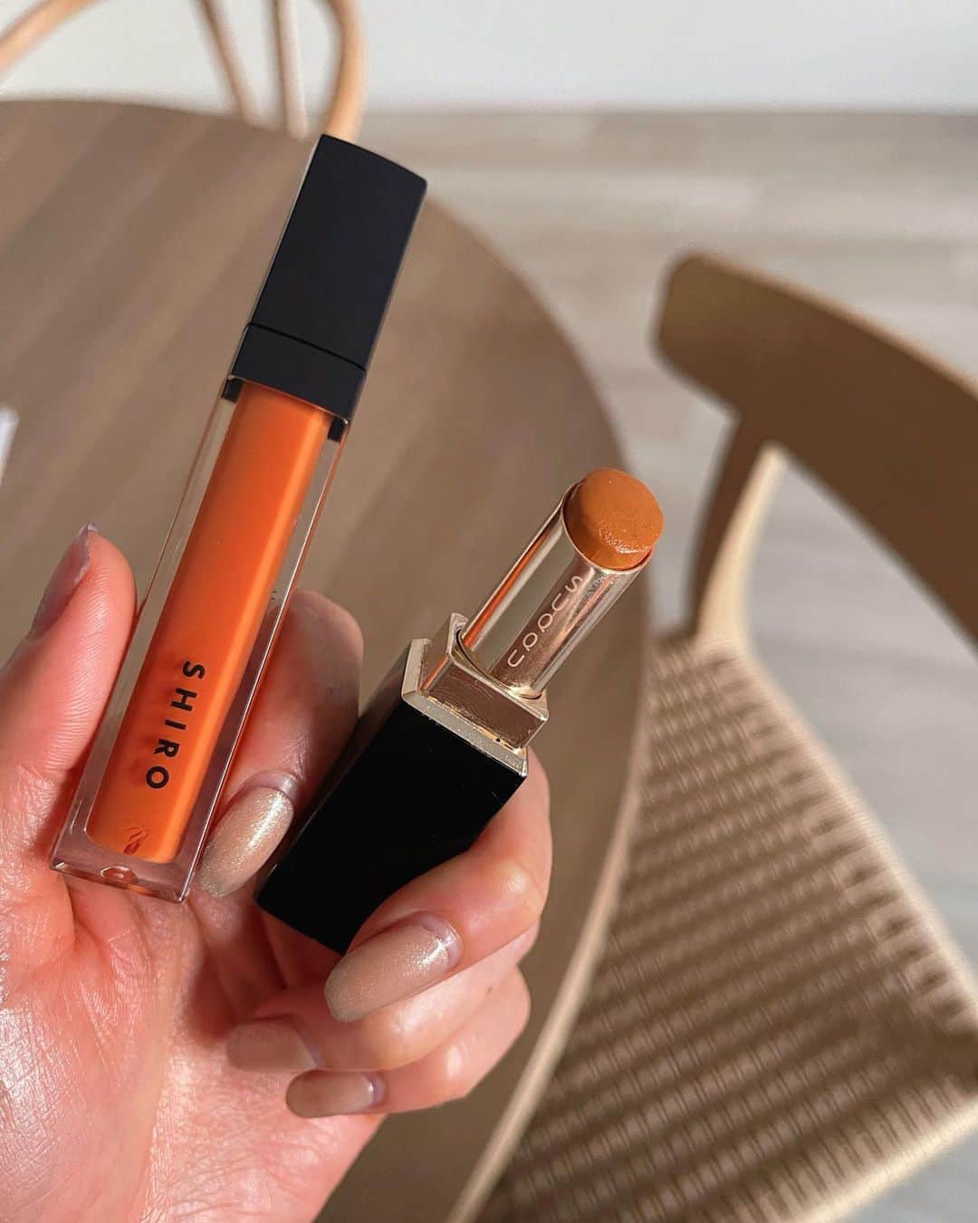 sakincho1028のインスタグラム：「お気に入りのリップの組み合わせ🍊 @suqqu_official モイスチャーリッチリップスティック12 @shiro_japan エッセンスリップオイルカラーOA04  夏ってオレンジリップをやたらつけたくなる🍊」