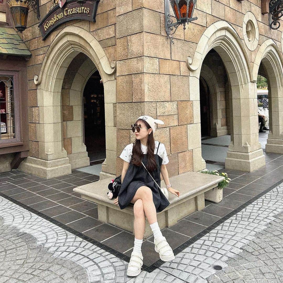 のインスタグラム：「︴𝑡𝑜𝑘𝑦𝑜 𝑑𝑖𝑠𝑛𝑒𝑦 𝑙𝑎𝑛𝑑 ,  これにてディズニー投稿 "完" 💭🌛 最後は載せきれなかった写真詰め放題 ,, ちょいエモ加工で〻  今回保存してくれてる子が沢山いて嬉しい👀  参考にしてもらえてるって思っていいかな(　˙-˙　)🤍 （⇧ 勝手に。。。）  これからもみんなに楽しんで見えもらえるような投稿 沢山していきたい𓈒𓏸𓐍  . . .  #disneyland #disney #tokyodisneyland #東京ディズニーランド #ディズニーフォト #ディズニーフォトスポット #ディズニーコーデ #夏コーデ #低身長コーデ #ミニーコーデ #ミッキーコーデ #シミラールックディズニー #grl #グレイル #キャミソール」